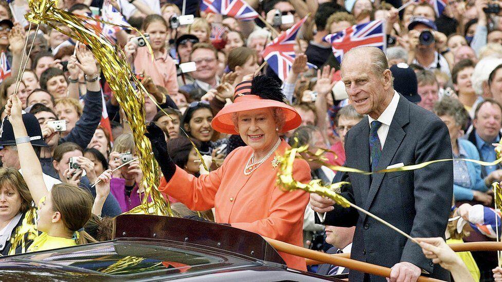 Nữ ho&agrave;ng Elizabeth tham dự sự kiện mừng Đại lễ V&agrave;ng đ&aacute;nh dấu 50 năm trị v&igrave; v&agrave;o năm 2002.