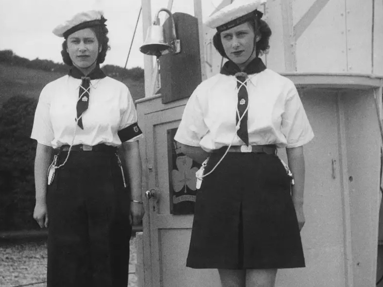 Cung điện Buckingham bị đ&aacute;nh bom 9 lần trong Thế chiến II. Một trong những vụ đ&aacute;nh bom g&acirc;y thiệt hại nặng nề nhất tại Cung điện xảy ra v&agrave;o năm 1940 khi Vua George VI đang c&oacute; mặt tại đ&acirc;y.