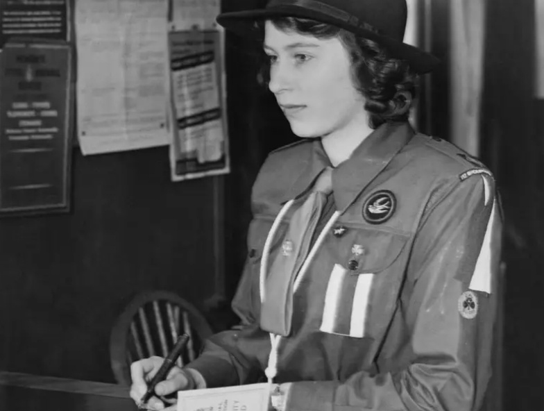 C&ocirc;ng ch&uacute;a Elizabeth đăng k&yacute; phục vụ trong qu&acirc;n ngũ khi mới 16 tuổi. Tới nay, b&agrave; vẫn l&agrave; người phụ nữ duy nhất trong Ho&agrave;ng gia Anh từng phục vụ trong qu&acirc;n ngũ.