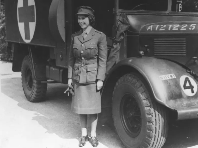 Năm 18 tuổi, C&ocirc;ng ch&uacute;a Elizabeth bắt đầu học sửa chữa &ocirc; t&ocirc;, l&aacute;i xe tải tại Lực lượng Hỗ trợ Mặt đất (Auxiliary Territorial Service) thuộc qu&acirc;n đội Anh. C&ocirc;ng ch&uacute;a Elizabeth đảm nhiệm vai tr&ograve; thợ sửa xe tải số 230873 thuộc lực lượng n&agrave;y.