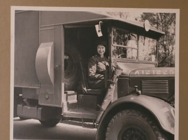 Trong thời gian phục vụ tại ATS, C&ocirc;ng ch&uacute;a Elizabeth học l&aacute;i nhiều loại xe tải cỡ lớn như xe cứu thương. Thời điểm đ&oacute;, h&igrave;nh ảnh C&ocirc;ng ch&uacute;a Elizabeth ngồi sau tay l&aacute;i thường xuy&ecirc;n được truyền th&ocirc;ng đăng tải.