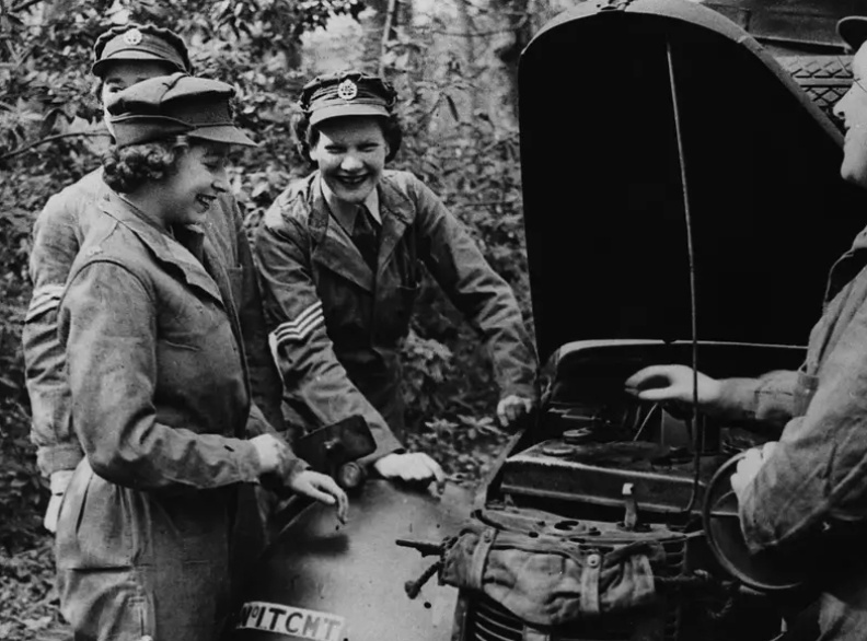 Khi Thế chiến II kết th&uacute;c, C&ocirc;ng ch&uacute;a Elizabeth ho&agrave;n th&agrave;nh kh&oacute;a học tại Trung t&acirc;m Huấn luyện Cơ kh&iacute; Số 1 của ATS v&agrave; trở th&agrave;nh l&aacute;i xe đủ ti&ecirc;u chuẩn.