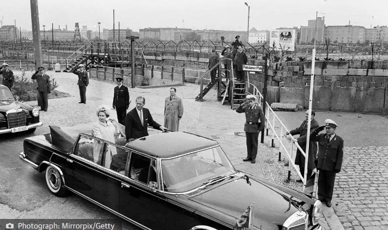 V&agrave;o th&aacute;ng 5/1965, nữ ho&agrave;ng Elizabeth thăm T&acirc;y Đức, trở th&agrave;nh th&agrave;nh vi&ecirc;n Ho&agrave;ng gia Anh đầu ti&ecirc;n tới quốc gia n&agrave;y kể từ Chiến tranh thế giới thứ nhất. Chuyến thăm cũng đ&aacute;nh dấu 20 năm kết th&uacute;c Thế chiến II, tượng trưng cho sự h&ograve;a giải giữa hai đất nước.