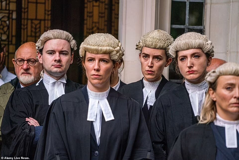 V&agrave; trong c&aacute;c phi&ecirc;n t&ograve;a h&igrave;nh sự, chữ R để biểu thị cho ho&agrave;ng gia hiện giờ sẽ l&agrave; viết tắt của Rex (Vua) chứ kh&ocirc;ng c&ograve;n l&agrave; Regina. Một thay đổi kh&aacute;c trong c&aacute;c vấn đề luật l&agrave; luật sư v&agrave; c&aacute;c cố vấn ph&aacute;p luật cho ho&agrave;ng gia l&uacute;c n&agrave;y sẽ chuyển từ người hỗ trợ cho Nữ ho&agrave;ng (Queen Counsel) sang cho Quốc vương (King Counsel).