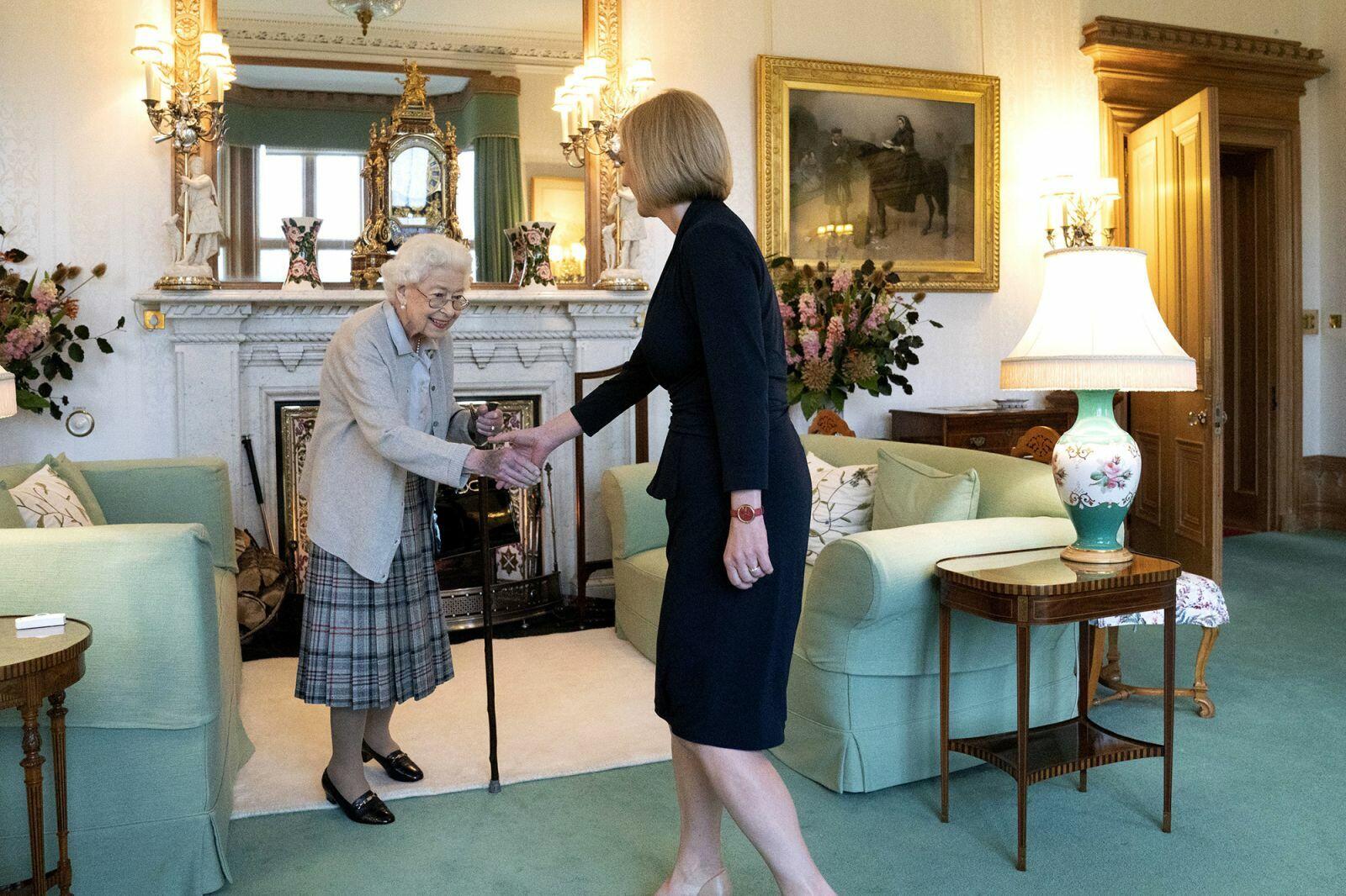 Ng&agrave;y 6/9/2022, do gặp vấn đề về sức khỏe v&agrave; đi lại, Nữ ho&agrave;ng Elizabeth bổ nhiệm b&agrave; Liz Truss l&agrave;m Thủ tướng Anh tại l&acirc;u đ&agrave;i Balmoral, Scotland thay v&igrave; tại Cung điện Buckingham như th&ocirc;ng lệ. Trong thời gian Nữ ho&agrave;ng Elizabeth tại vị, nước Anh đ&atilde; trải qua 15 đời Thủ tướng từ thời cựu Thủ tướng Winston Churchill cho tới Thủ tướng đương nhiệm Liz Truss.