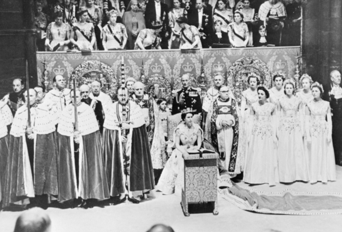 Nữ ho&agrave;ng Elizabeth đăng quang v&agrave;o th&aacute;ng 2/1952 sau khi Vua George VI qua đời v&igrave; ung thư phổi, hưởng thọ 56 tuổi.