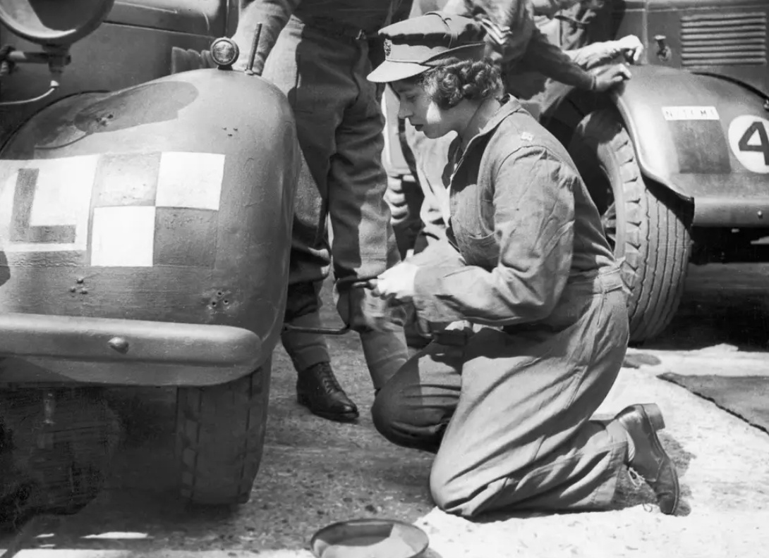 Ban đầu, Vua George VI phản đối &yacute; định tham gia phục vụ trong Thế chiến II của con g&aacute;i nhưng C&ocirc;ng ch&uacute;a Elizabeth đ&atilde; thuyết phục phụ th&acirc;n đồng &yacute;. D&ugrave; đồng &yacute; nhưng Vua George VI y&ecirc;u cầu kh&ocirc;ng được trao đặc quyền về cấp bậc trong qu&acirc;n đội Anh cho C&ocirc;ng ch&uacute;a Elizabeth. Thay v&agrave;o đ&oacute;, b&agrave; phải bắt đầu hoạt động trong qu&acirc;n ngũ như những phụ nữ trẻ kh&aacute;c.