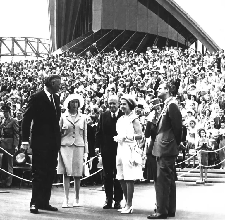 Trong thời gian trị v&igrave;, Nữ ho&agrave;ng Elizabeth đ&atilde; thăm hơn 100 quốc gia. Năm 2016, Điện Buckingham cho biết Nữ ho&agrave;ng Elizabeth đ&atilde; đi qu&atilde;ng đường &iacute;t nhất 1.661.668km tới 117 quốc gia.