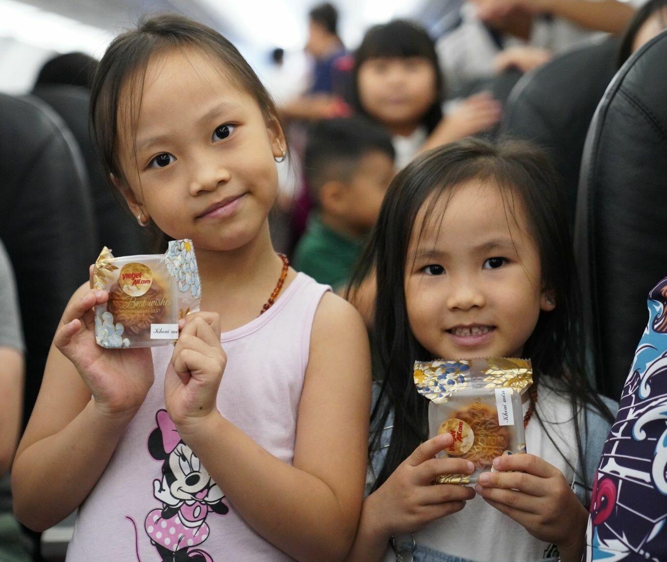 2 em nhỏ th&iacute;ch th&uacute; với chiếc b&aacute;nh trung thu đặc biệt từ Vietjet,