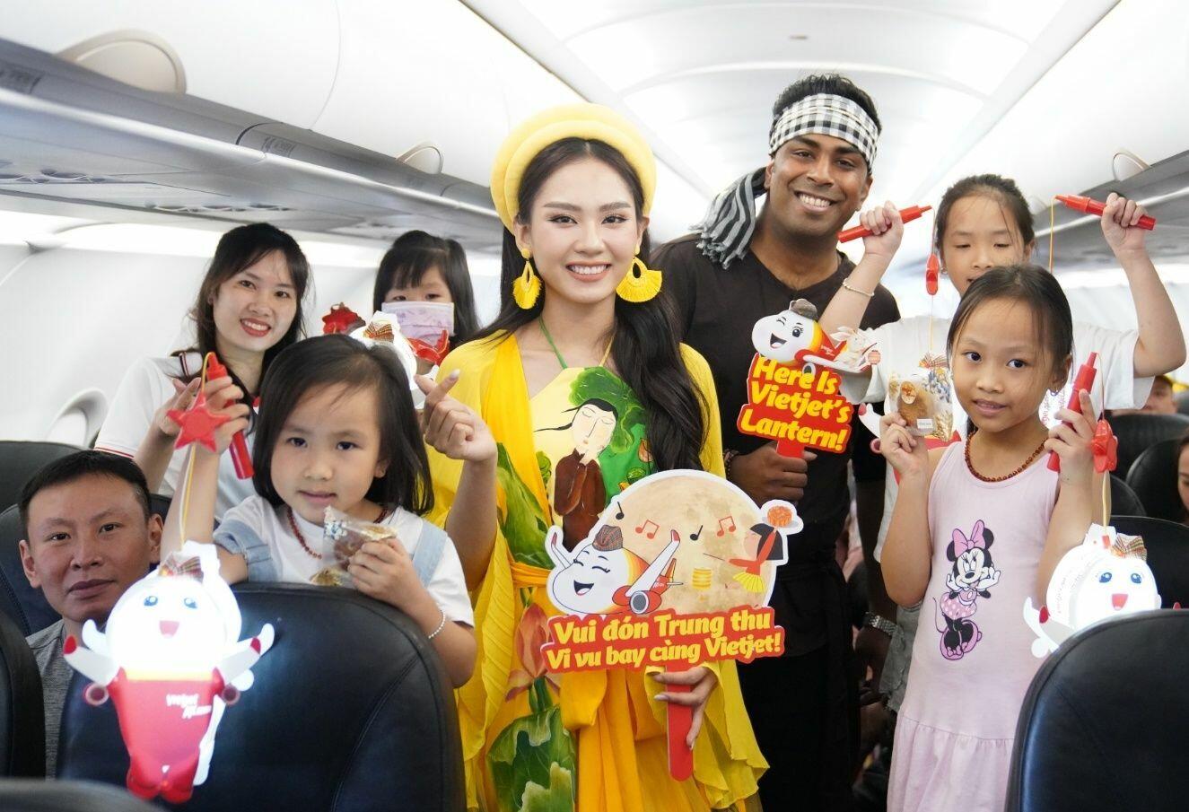 B&ecirc;n cạnh đ&oacute;, kh&aacute;ch h&agrave;ng bay Vietjet c&ograve;n c&oacute; cơ hội được thưởng thức nhiều m&oacute;n ăn n&oacute;ng, tươi ngon, đậm đ&agrave; hương vị đặc trưng của khắp v&ugrave;ng miền Việt Nam như b&aacute;nh chưng, b&aacute;nh m&igrave;, phở, x&ocirc;i kh&uacute;c, x&ocirc;i mặn hay những m&oacute;n ăn mang hương vị nổi danh to&agrave;n cầu từ Th&aacute;i Lan, Singapore, Malaysia, Trung Quốc, Ấn Độ, Italia... v&agrave; tận hưởng nhiều sản phẩm, dịch vụ tiện &iacute;ch cho những h&agrave;nh tr&igrave;nh bay tốt đẹp, c&ugrave;ng c&aacute;c chương tr&igrave;nh văn h&oacute;a nghệ thuật đặc sắc ngay tr&ecirc;n chuyến bay.