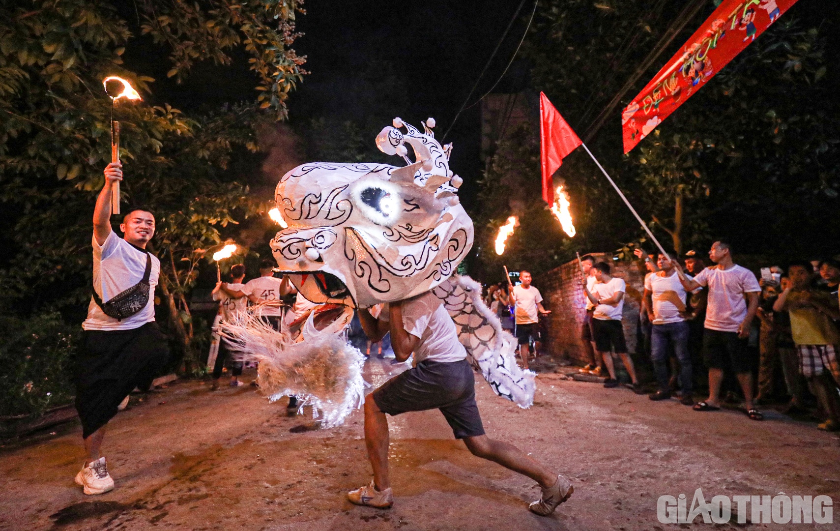 "Việc múa sư tử, đốt đuốc trong đêm Trung thu nhằm tạo không khí vui tươi và cầu cho một năm mưa thuận gió hòa. Có những bác đã lớn tuổi, tóc bạc trắng nhưng mỗi dịp Trung thu vẫn hò reo, đánh trống cùng mọi người. Hình ảnh đó là ngọn lửa nhiệt huyết, động viên lớp trẻ duy trì truyền thống tốt đẹp này", anh Vinh chia sẻ.