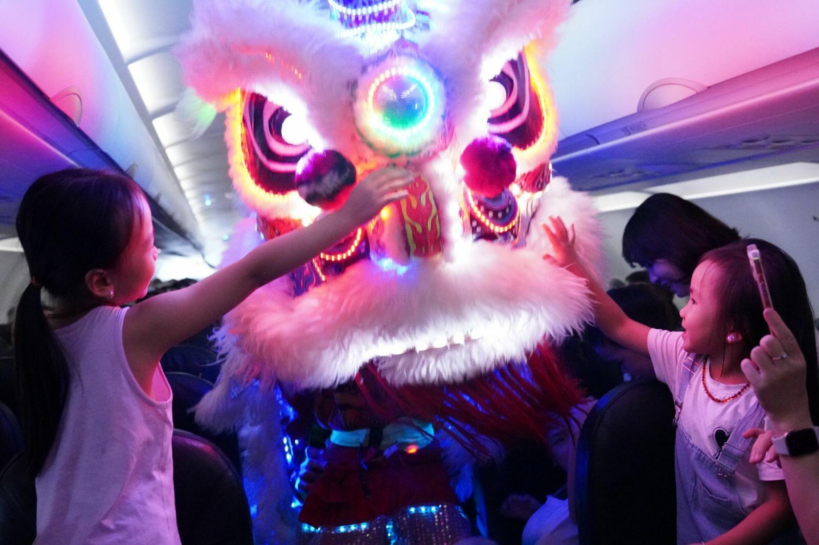 &ldquo;Đ&acirc;y l&agrave; lần đầu ti&ecirc;n t&ocirc;i được xem m&uacute;a l&acirc;n tr&ecirc;n m&aacute;y bay, Vietjet quả l&agrave; biết c&aacute;ch tạo bất ngờ cho h&agrave;nh kh&aacute;ch. C&aacute;c ch&aacute;u nh&agrave; t&ocirc;i rất vui v&agrave; h&agrave;o hứng, gia đ&igrave;nh t&ocirc;i chắc chắn sẽ tiếp tục bay c&ugrave;ng Vietjet trong c&aacute;c chuyến đi tới&rdquo;, một h&agrave;nh kh&aacute;ch tr&ecirc;n chuyến bay chia sẻ.