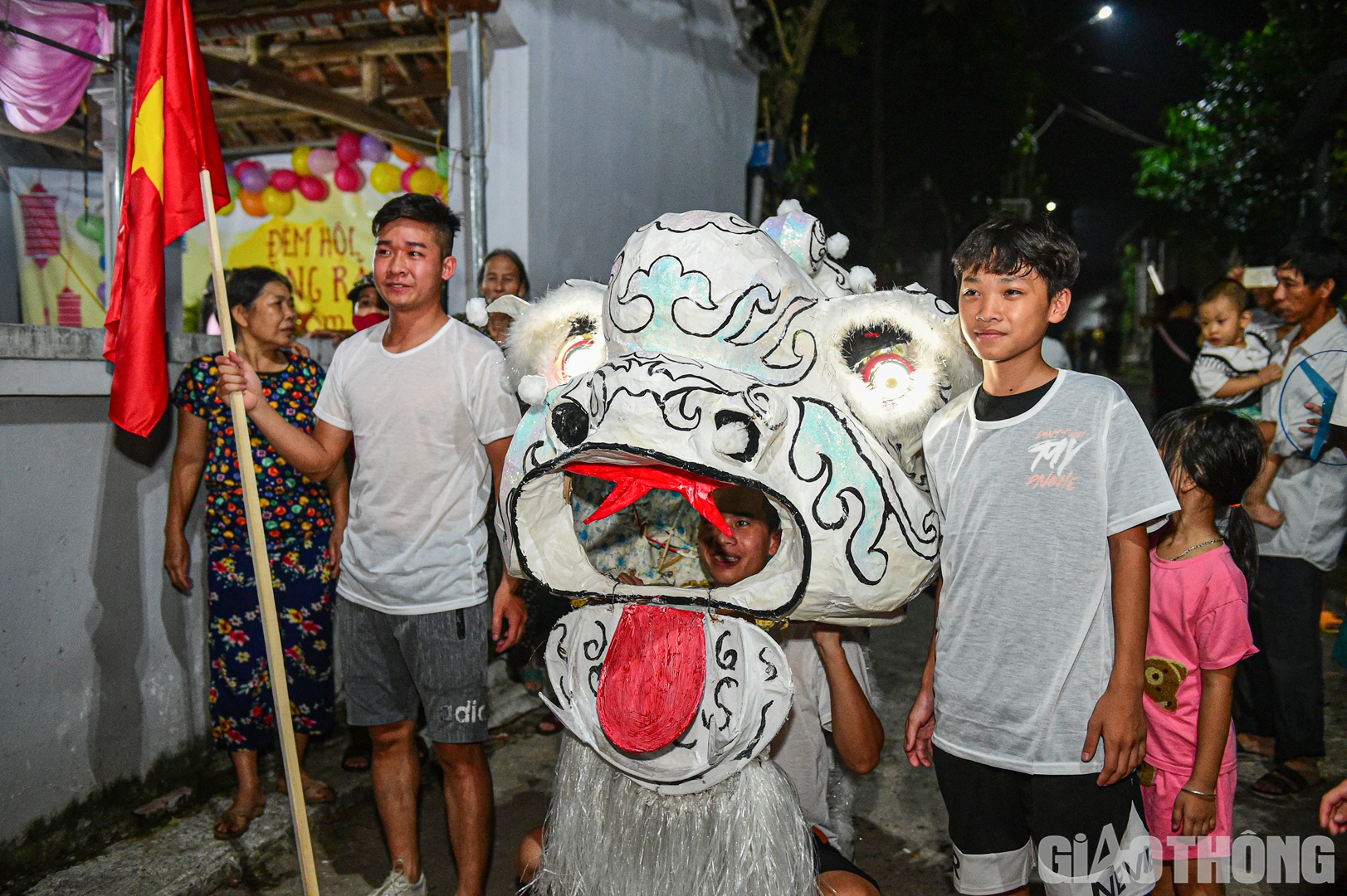Sau khi phát quà cho những em nhỏ tại nhà văn hóa, thanh niên, trai tráng của xóm bắt đầu hành trình với biểu diễn đặc biệt của mình.