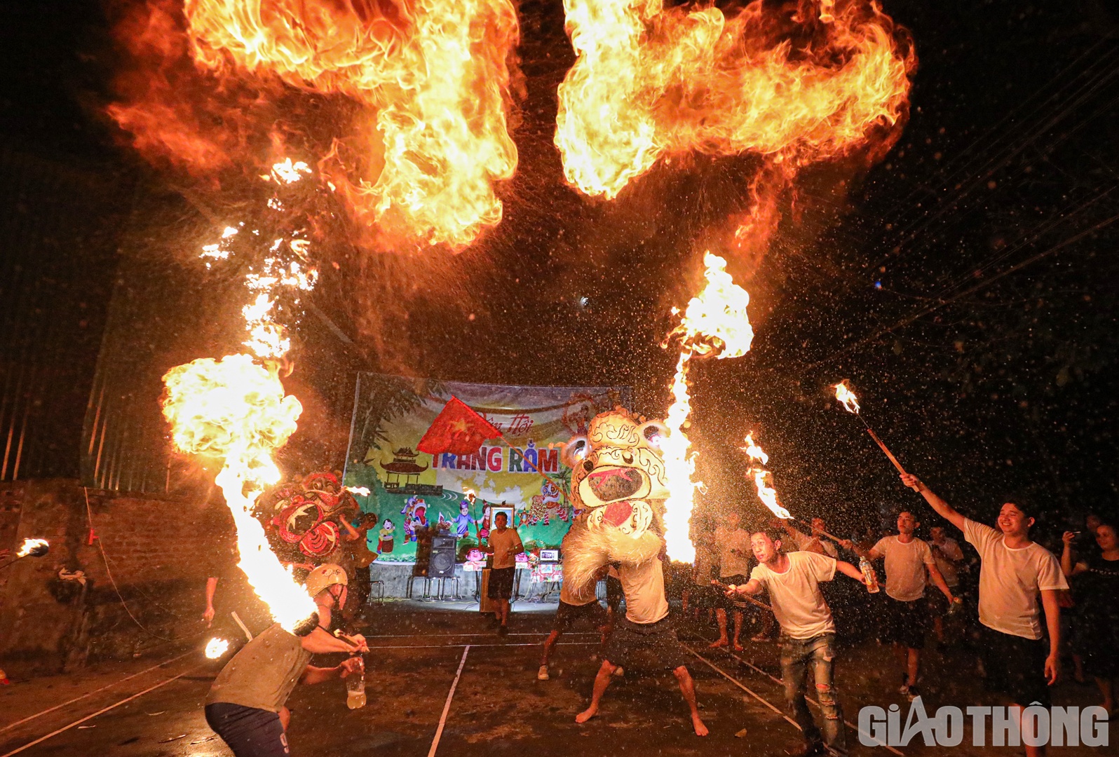 Màn múa sư tử, phun lửa mãn nhãn thường chỉ được thấy qua phim ảnh.