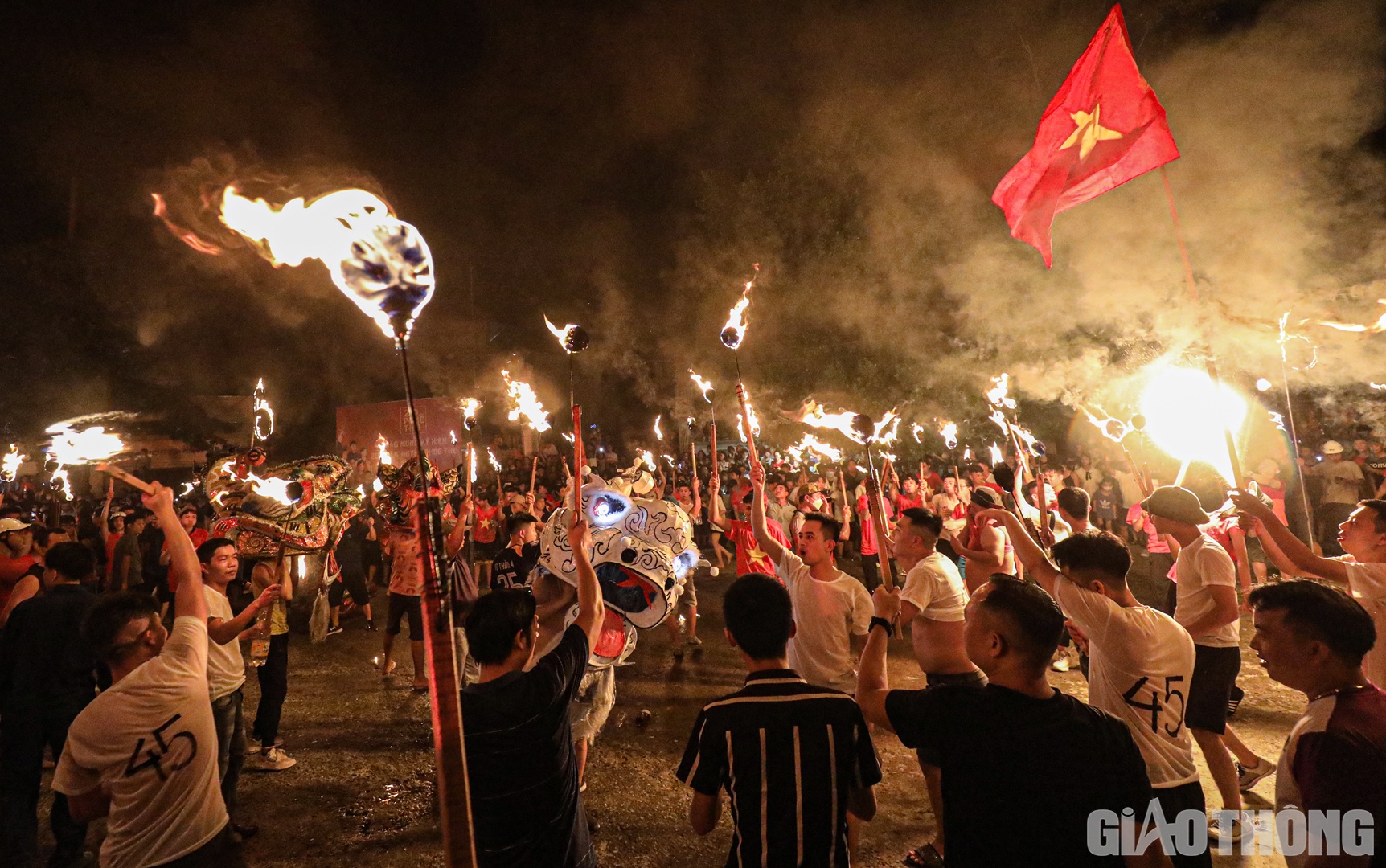 Hoạt động này từ lâu đã trở thành nét văn hóa truyền thống, gắn kết tình làng nghĩa xóm của người dân bên dòng sông Hát.