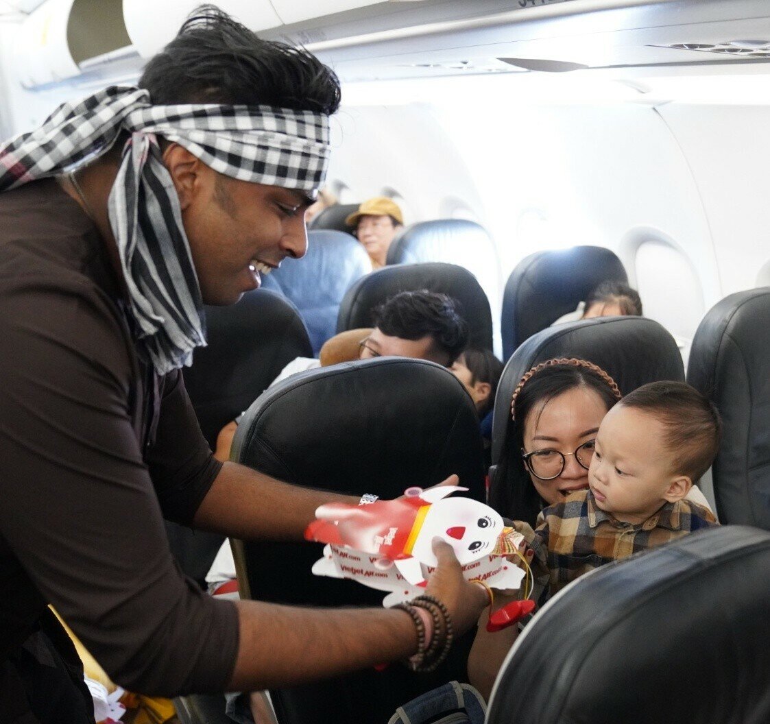 Một h&agrave;nh kh&aacute;ch nh&iacute; được ch&uacute; Cuội tặng đ&egrave;n lồng.