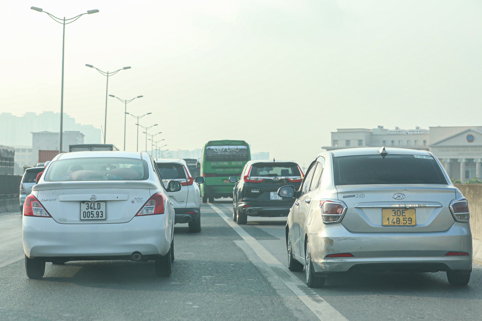 L&agrave;n dừng khẩn cấp l&agrave; kh&ocirc;ng gian để c&aacute;c xe gặp sự cố c&oacute; thể di chuyển v&agrave;o v&agrave; dừng lại một c&aacute;ch an to&agrave;n, kh&ocirc;ng ảnh hưởng đến d&ograve;ng xe chạy tốc độ cao ở c&aacute;c l&agrave;n ch&iacute;nh. Ngo&agrave;i ra, l&agrave;n dừng khẩn cấp cũng l&agrave; l&agrave;n xe được trưng dụng bởi c&aacute;c xe ưu ti&ecirc;n (như xe cứu hỏa, xe c&ocirc;ng an, xe cứu thương) khi đang thực hiện nhiệm vụ.