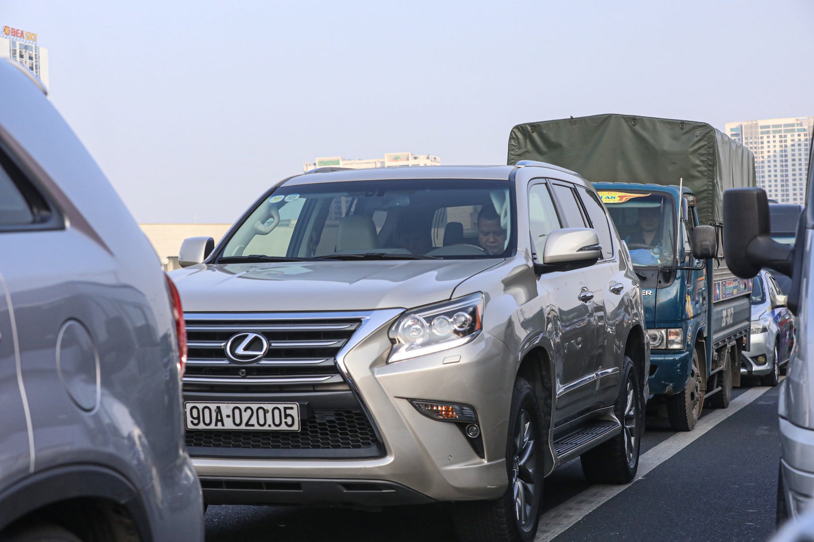 Thế nhưng nhiều t&agrave;i xế &yacute; thức k&eacute;m vẫn cho xe di chuyển tr&ecirc;n l&agrave;n đường n&agrave;y, đặc biệt trong giờ cao điểm