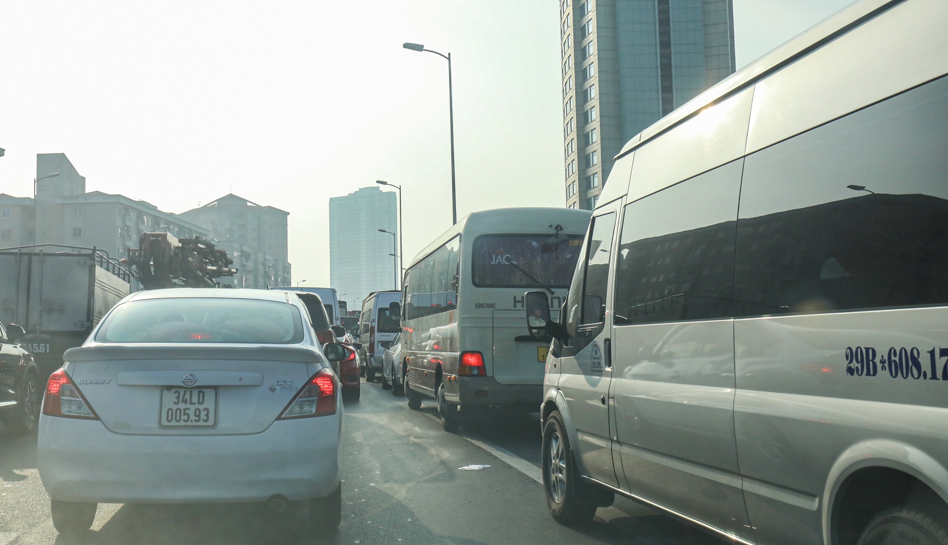 Rất nhiều trường hợp do xe đi v&agrave;o l&agrave;n dừng khẩn cấp g&acirc;y cản trở cho c&aacute;c phương tiện xe cứu thương, xe cứu hoả,..đi l&agrave;m nhiệm vụ.