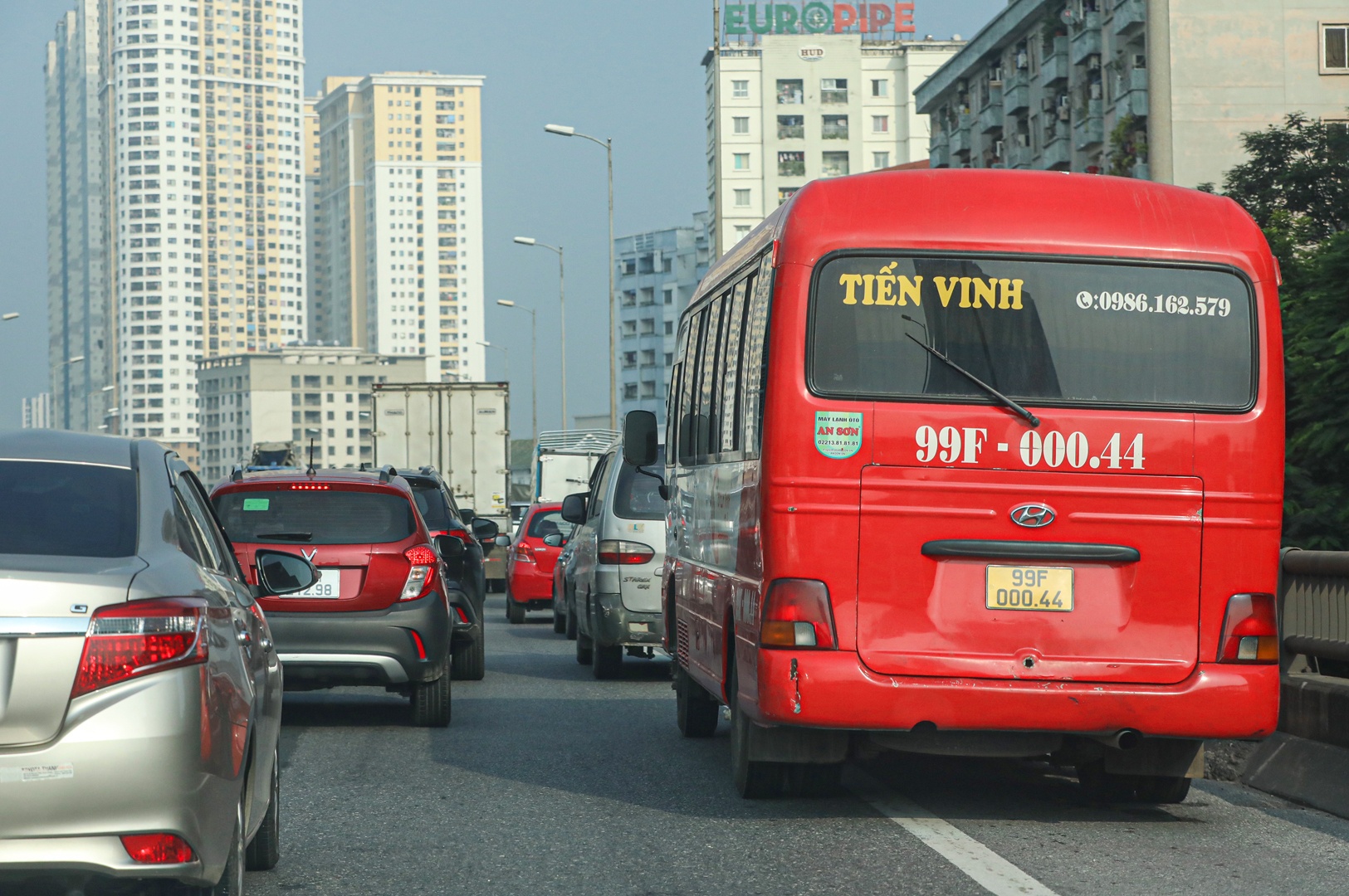 Một l&aacute;i xe thường xuy&ecirc;n đi tr&ecirc;n tuyến đường v&agrave;nh đai 3 cho biết, ng&agrave;y n&agrave;o cũng vậy, cả s&aacute;ng lẫn chiều đều c&oacute; h&agrave;ng trăm xe đi v&agrave;o l&agrave;n dừng khẩn cấp.