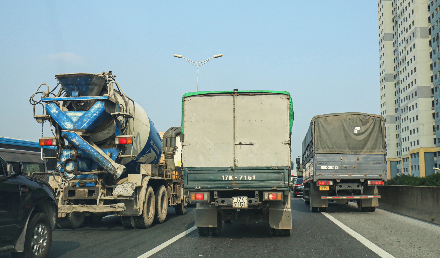 Theo thống k&ecirc; của Cục CSGT, trong 8 th&aacute;ng đầu năm 2022, đ&atilde; ph&aacute;t hiện, xử l&yacute; 1.097 trường hợp vi phạm điều khiển xe chạy ở l&agrave;n dừng xe khẩn cấp hoặc phần lề đường của đường cao tốc.