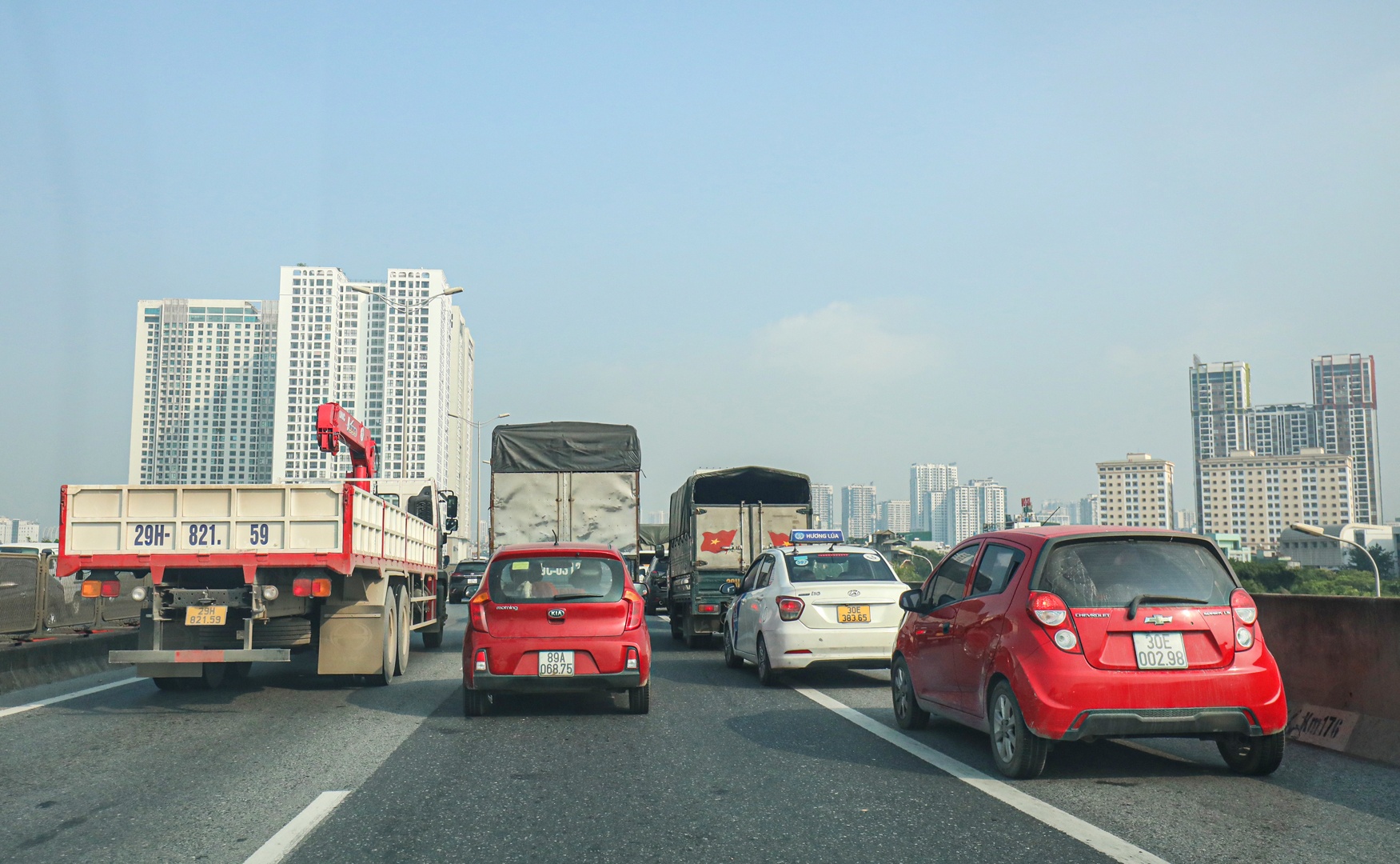 Trong số 1.097 trường hợp t&agrave;i xế bị xử phạt v&igrave; chạy ở l&agrave;n dừng xe khẩn cấp tr&ecirc;n cao tốc, c&oacute; 267 trường hợp xe kh&aacute;ch, 194 xe tải, 603 xe con v&agrave; 33 xe container.