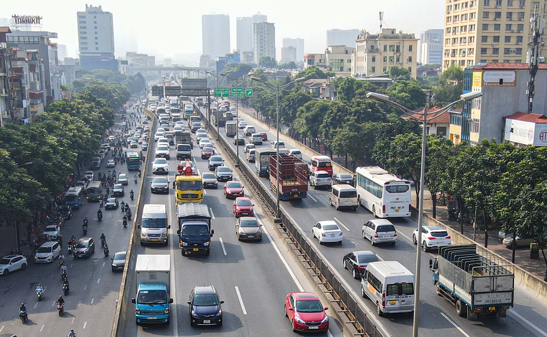 S&aacute;ng 15/9, ghi nhận của PV tr&ecirc;n đường v&agrave;nh đai 3 (TP H&agrave; Nội) t&igrave;nh trạng t&agrave;i xế đi tr&ecirc;n l&agrave;n đường dừng khẩn cấp diễn ra phổ biến, bất chấp đ&atilde; c&oacute; quy định cấm.