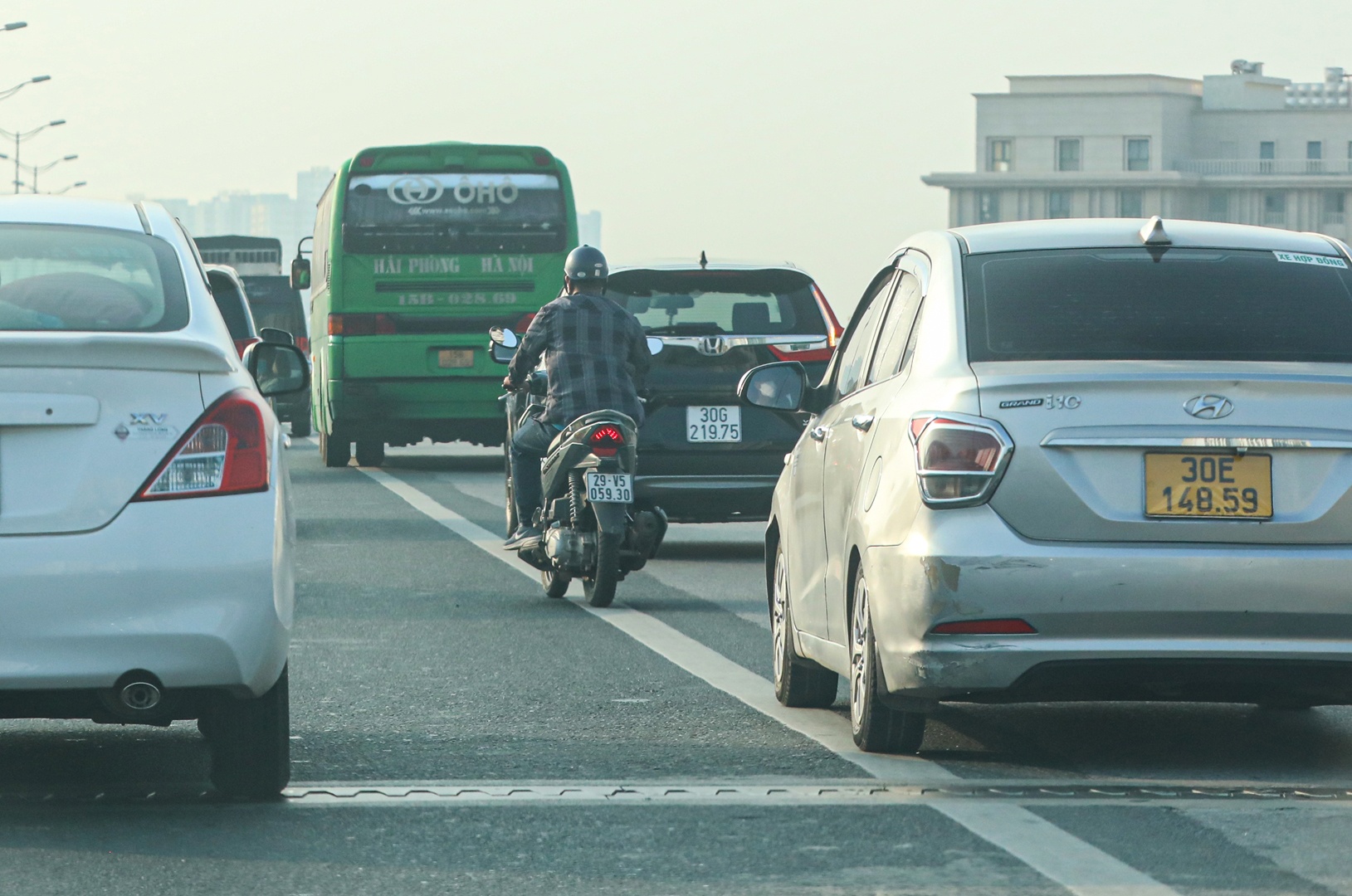 Theo c&aacute;c chuy&ecirc;n gia, thực tế số phương tiện vi phạm lớn hơn rất nhiều, trong đ&oacute;, đường v&agrave;nh đai 3 l&agrave; một "điểm n&oacute;ng" nhưng chưa thấy kể t&ecirc;n.
