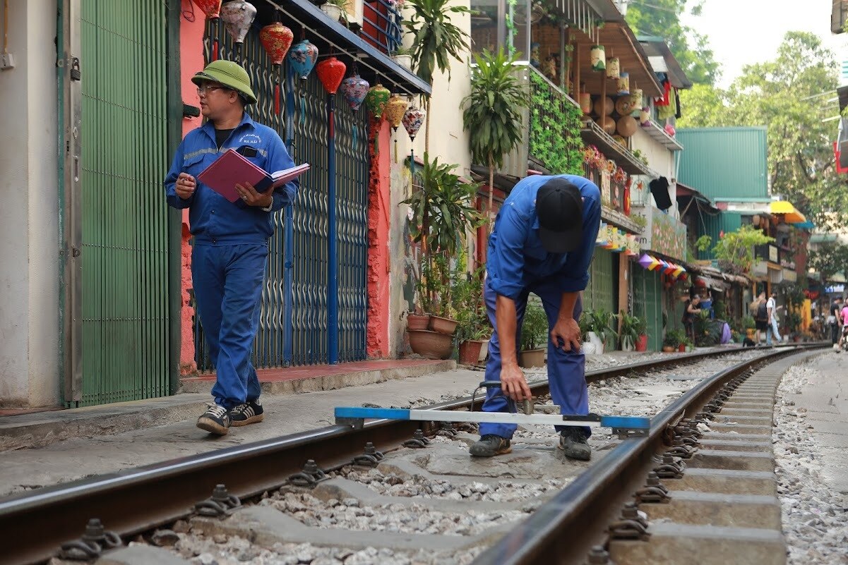 L&atilde;nh đạo UBND phường H&agrave;ng B&ocirc;ng cho biết, tối 14/9, lực lượng chức năng đ&atilde; r&agrave; so&aacute;t, vận động người d&acirc;n v&agrave; du kh&aacute;ch kh&ocirc;ng tập trung đ&ocirc;ng đ&uacute;c tại phố c&agrave; ph&ecirc; đường t&agrave;u.