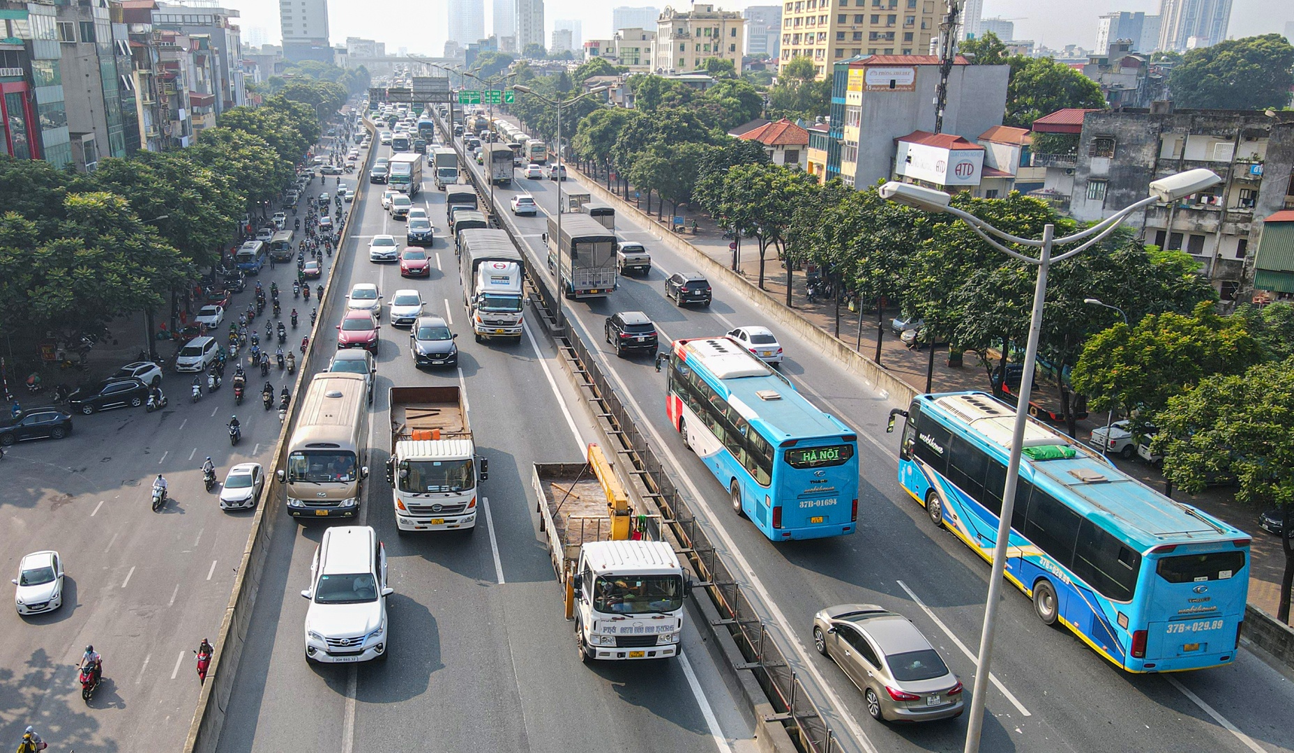 Đ&aacute;ng ch&uacute; &yacute;, trong số n&agrave;y, b&ecirc;n cạnh &ocirc; t&ocirc; c&aacute; nh&acirc;n c&ograve;n c&oacute; c&aacute;c xe kh&aacute;ch, xe ba b&aacute;nh v&agrave; thậm ch&iacute; cả xe m&aacute;y.