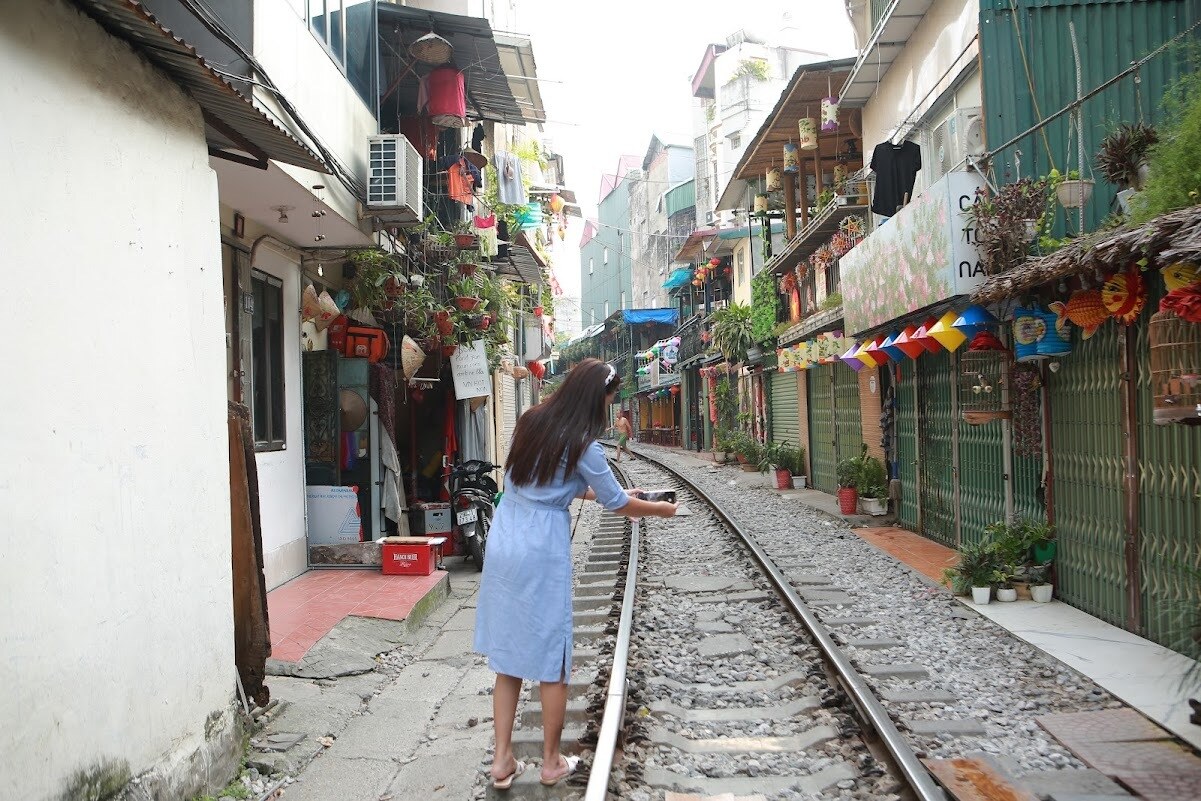 &Ocirc;ng Nguyễn Anh Qu&acirc;n, Ph&oacute; chủ tịch UBND quận Ho&agrave;n Kiếm, cho biết m&ocirc; h&igrave;nh kinh doanh c&agrave; ph&ecirc; đường t&agrave;u xuất hiện từ khoảng năm 2017 - 2018. Đến nay, tr&ecirc;n địa b&agrave;n quận c&oacute; khoảng hơn 30 qu&aacute;n c&agrave; ph&ecirc; đường t&agrave;u.