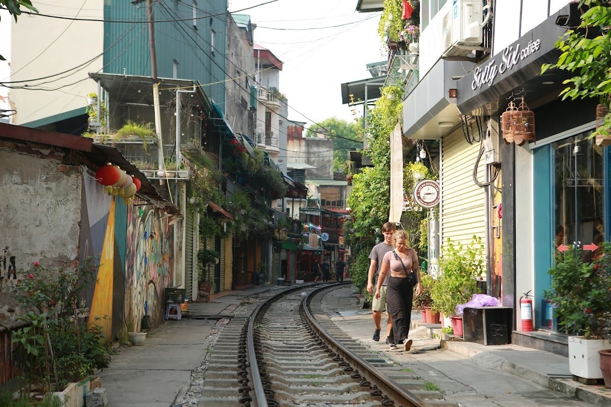 "100% hộ d&acirc;n đang kinh doanh ở đường t&agrave;u đều vi phạm h&agrave;nh lang an to&agrave;n đường sắt. Thời gian tới, ch&uacute;ng t&ocirc;i sẽ thu hồi to&agrave;n bộ giấy ph&eacute;p đăng k&yacute; kinh doanh đ&atilde; cấp, đ&igrave;nh chỉ kinh doanh c&oacute; hiệu lực", &ocirc;ng Qu&acirc;n n&oacute;i.