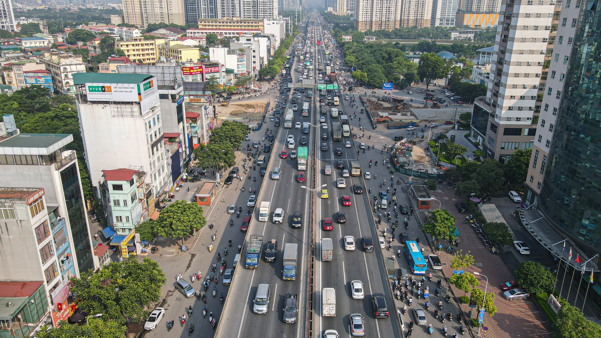 Giờ cao điểm khoảng 8h s&aacute;ng, c&aacute;c xe "nối đu&ocirc;i" nhau di chuyển tr&ecirc;n l&agrave;n khẩn cấp th&agrave;nh h&agrave;ng d&agrave;i.