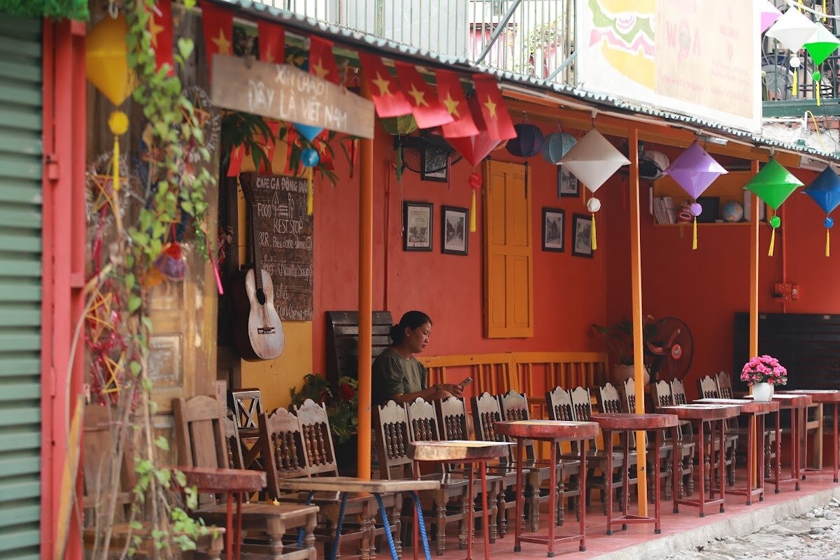 Sau khi lực lượng chức năng dựng r&agrave;o barie chắn lối v&agrave;o, c&aacute;c qu&aacute;n c&agrave; ph&ecirc; ven đường t&agrave;u đều kh&ocirc;ng c&oacute; kh&aacute;ch.