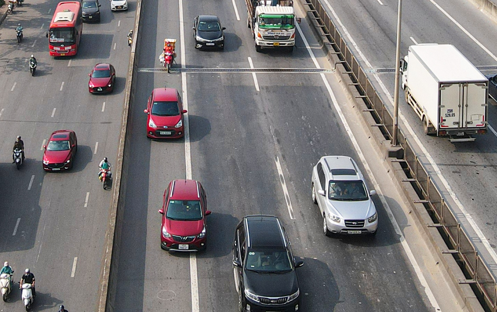 D&ugrave; 2 l&agrave;n xe ch&iacute;nh cho ph&eacute;p xe chạy vẫn tho&aacute;ng nhưng t&agrave;i xế vẫn cho &ocirc; t&ocirc; chạy "ngh&ecirc;nh ngang" ở l&agrave;n dừng khẩn cấp tr&ecirc;n v&agrave;nh đai 3 đoạn qua khu vực n&uacute;t giao Khuất Duy Tiến.