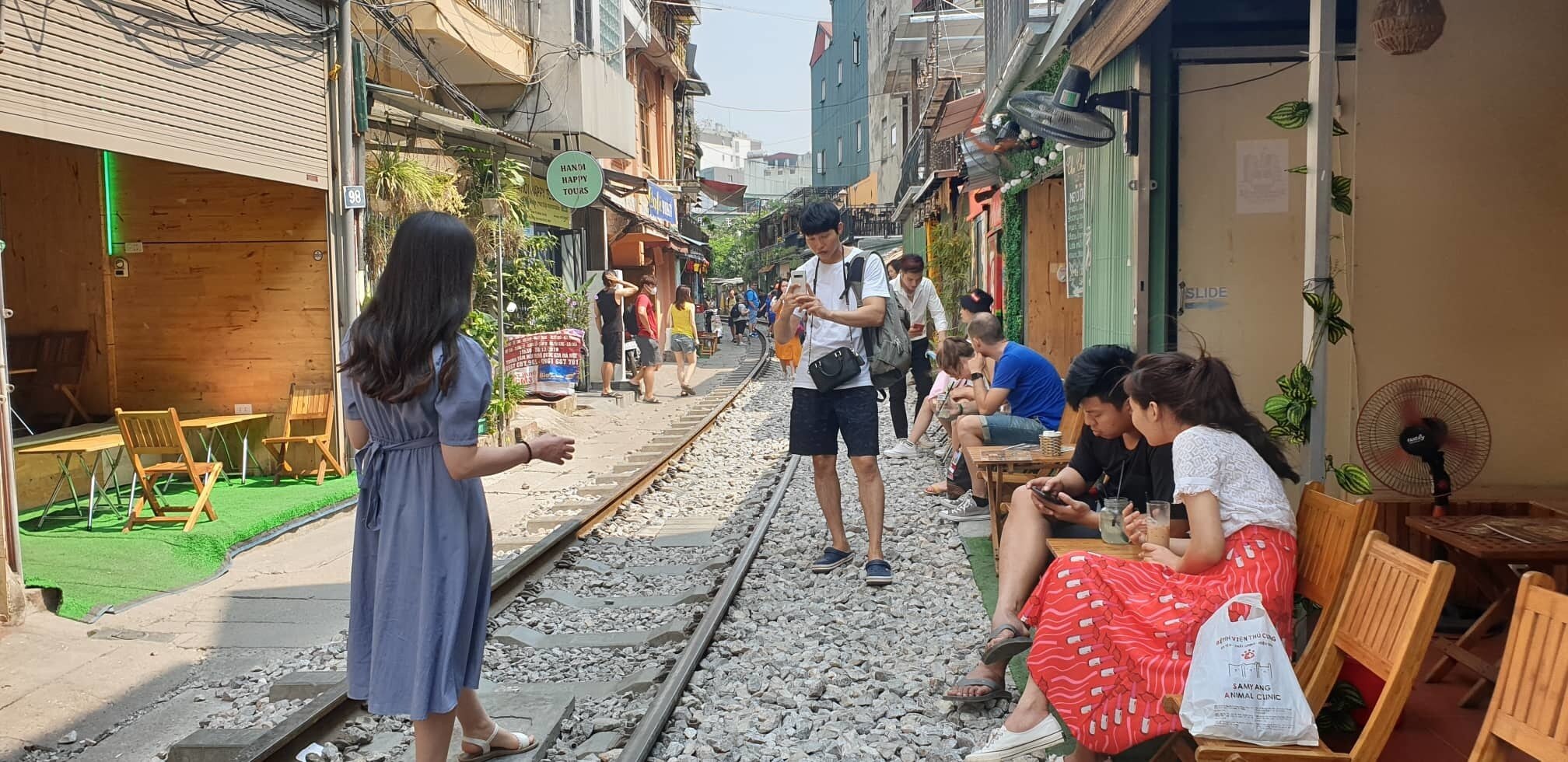 Tuy nhi&ecirc;n, việc người d&acirc;n, du kh&aacute;ch tụ tập đ&ocirc;ng người uống cafe ngay s&aacute;t đường ray, tr&egrave;o đứng l&ecirc;n đường ray chụp ảnh thực sự nguy hiểm.
