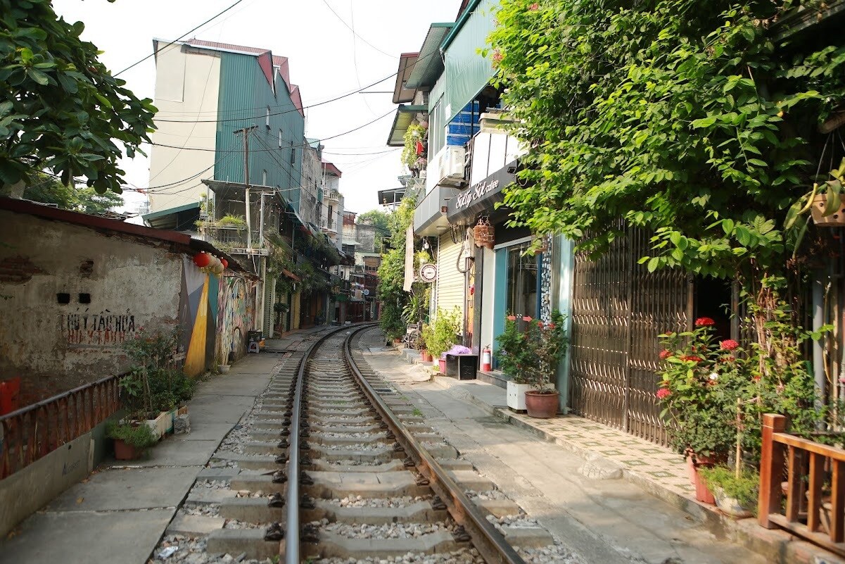 Tại đường t&agrave;u cũng kh&ocirc;ng c&ograve;n cảnh du kh&aacute;ch đứng chụp ảnh tr&ecirc;n đường ray, trong h&agrave;nh lang ATGT đường sắt như trước.