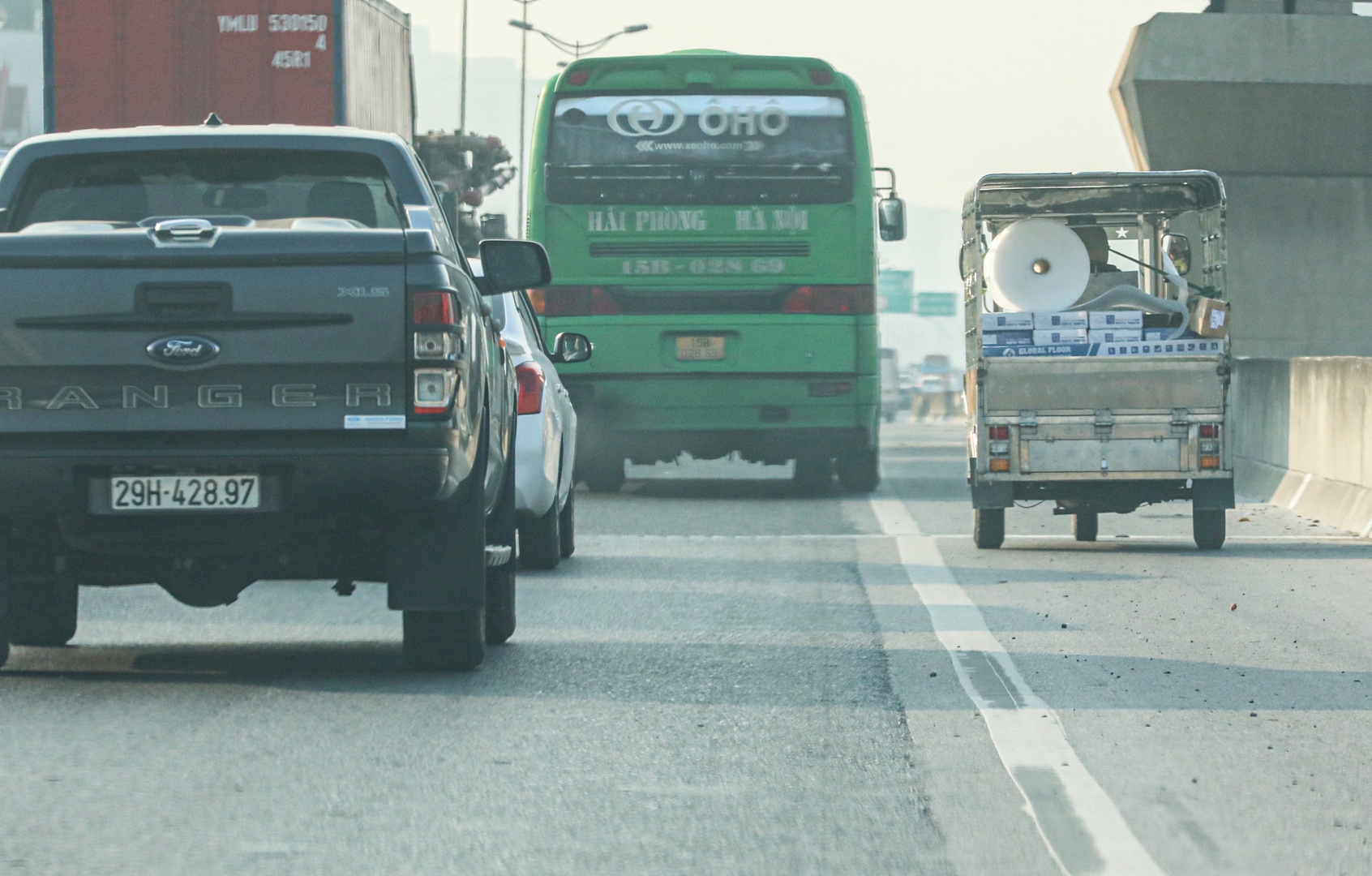 Bất chấp biển cấm lưu th&ocirc;ng ở đầu tuyến v&agrave; c&aacute;c lối v&agrave;o, xe ba b&aacute;nh vẫn ngang nhi&ecirc;n di chuyển tr&ecirc;n đường v&agrave;nh đai 3, thậm ch&iacute; đi cả v&agrave;o l&agrave;n dừng khẩn cấp.
