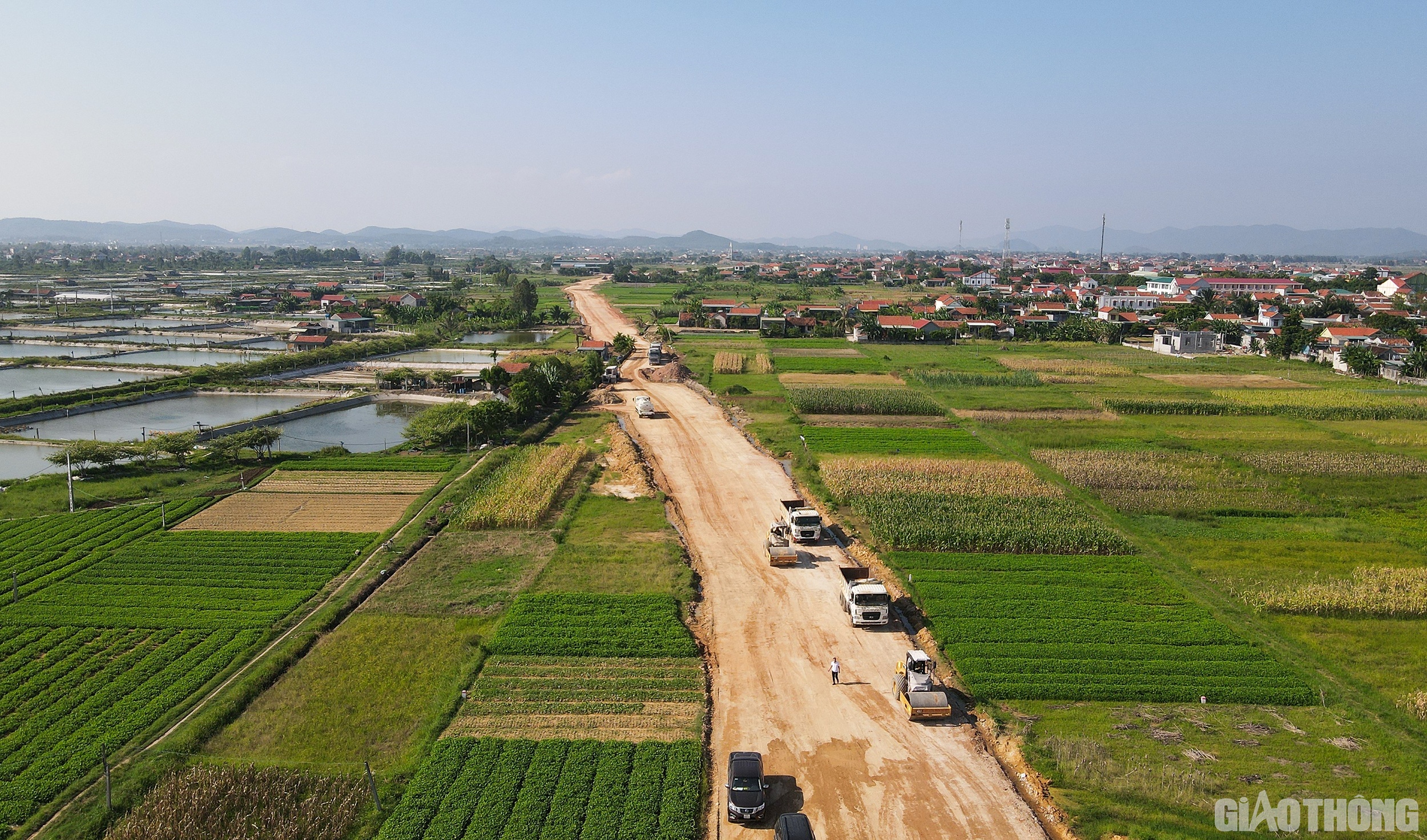Dự &aacute;n Đường ven biển từ Nghi Sơn (Thanh H&oacute;a) - Cửa L&ograve; (Nghệ An) đoạn từ Km7-Km76 c&oacute; tổng chiều d&agrave;i to&agrave;n tuyến 64,47 km, đi qua địa b&agrave;n thị x&atilde; Ho&agrave;ng Mai, c&aacute;c huyện Quỳnh Lưu, Diễn Ch&acirc;u, Nghi Lộc v&agrave; TX Cửa L&ograve;.