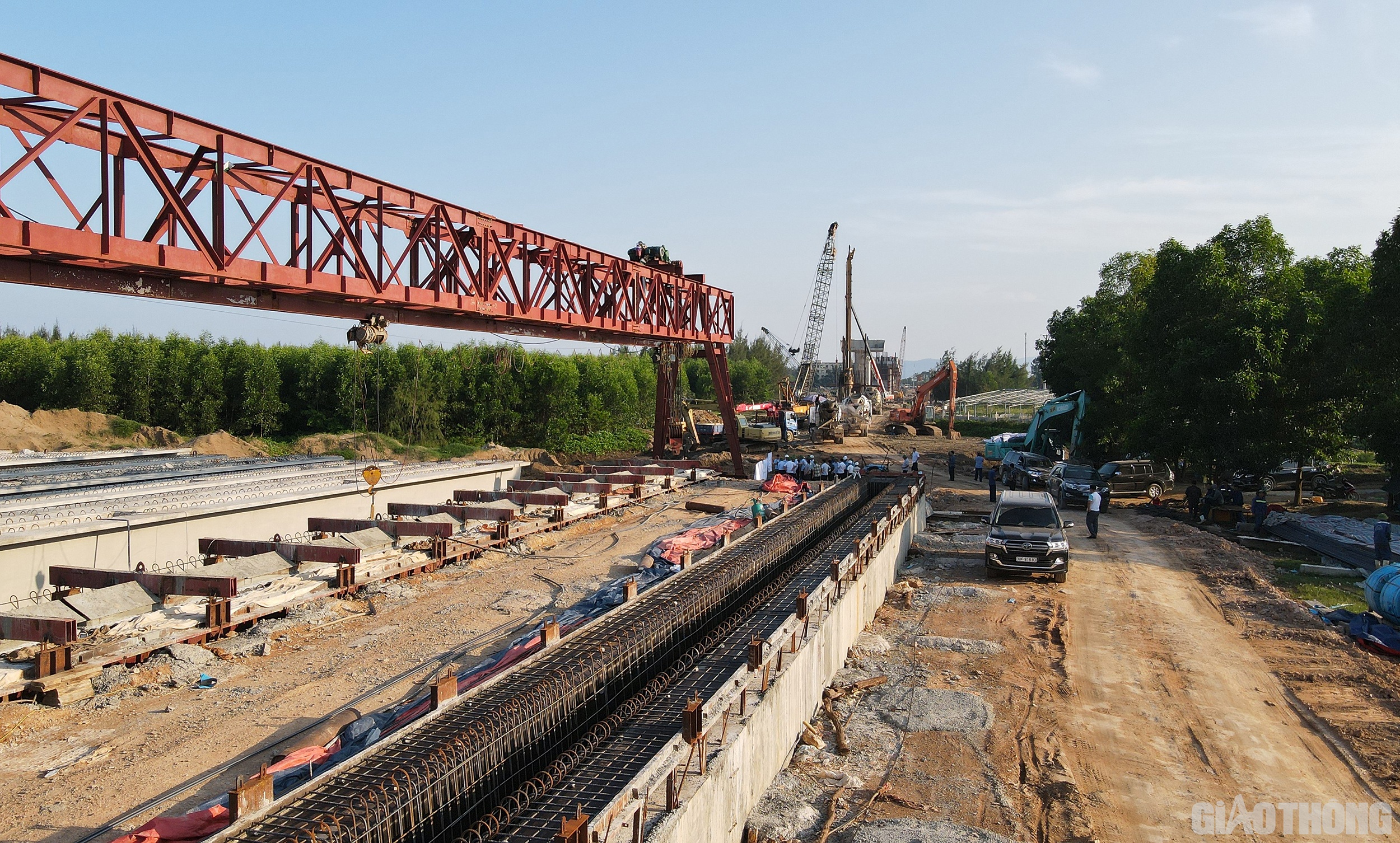 C&aacute;c đơn vị thi c&ocirc;ng, cần tập trung nh&acirc;n lực, m&aacute;y m&oacute;c, phương tiện, tranh thủ thời tiết nắng r&aacute;o, đẩy nhanh tiến độ thi c&ocirc;ng, đặc biệt l&agrave; những đoạn đ&atilde; b&agrave;n giao mặt bằng theo tinh thần b&agrave;n giao đến đ&acirc;u thi c&ocirc;ng đến đ&oacute;, kh&ocirc;ng vượt tiến độ được 18 th&aacute;ng th&igrave; &iacute;t nhất cũng phải vượt 12 th&aacute;ng.
