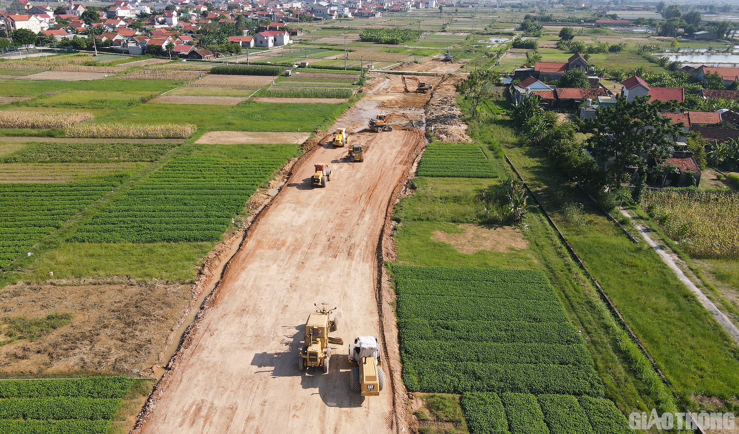 Dự &aacute;n được chia th&agrave;nh 02 g&oacute;i thầu x&acirc;y lắp. Trong đ&oacute;, g&oacute;i thầu XL01: Thi c&ocirc;ng x&acirc;y dựng c&ocirc;ng tr&igrave;nh từ Km7+00 - Km48+250 v&agrave; c&aacute;c cầu T&acirc;n Long, K&ecirc;nh Nh&agrave; L&ecirc;, Ho&agrave;ng Mai, Lạch Qu&egrave;n, Cửa Thơi. Đến nay, c&aacute;c nh&agrave; thầu đ&atilde; thực hiện được 379,7/1.713 tỷ đồng gi&aacute; trị x&acirc;y lắp, đạt 23%.