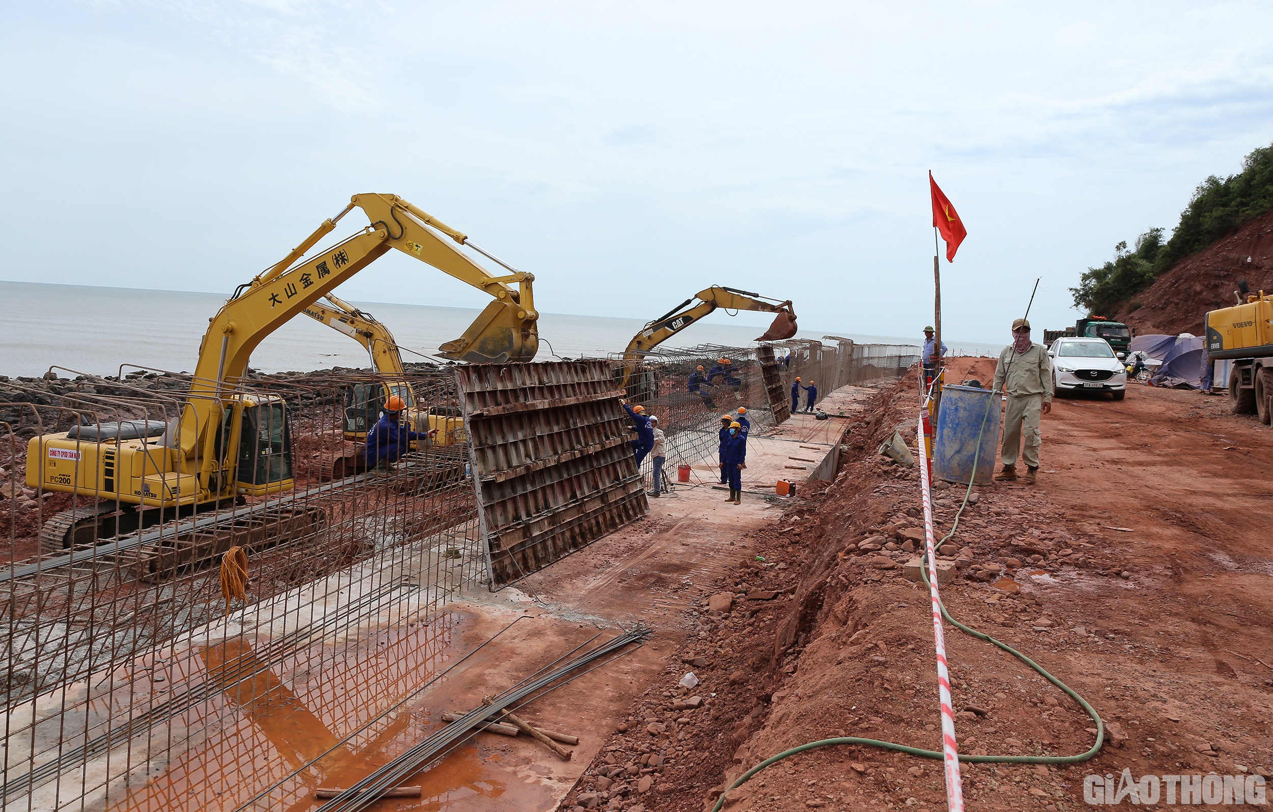 Trong khi đ&oacute;, g&oacute;i thầu XL02: Thi c&ocirc;ng x&acirc;y dựng c&ocirc;ng tr&igrave;nh từ Km48+250 -  Km76+00 v&agrave; c&aacute;c cầu Lạch Vạn, Nghi Quang, Nghi T&acirc;n. Hiện c&aacute;c nh&agrave; thầu đ&atilde; thực hiện được 358/1.061 tỷ đồng gi&aacute; trị x&acirc;y lắp, đạt 33,74%.