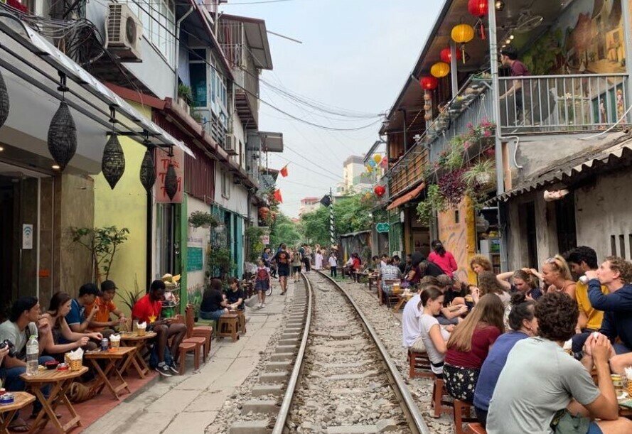 ​Trước thực trạng n&agrave;y, Tổng c&ocirc;ng ty Đường sắt VN đ&atilde; gửi văn bản kiến nghị UBND TP H&agrave; Nội v&agrave; Cục Đường sắt VN xử l&yacute; dứt điểm t&igrave;nh trạng bu&ocirc;n b&aacute;n, chụp ảnh tại c&aacute;c tụ điểm cafe đường t&agrave;u đang ảnh hưởng đến trật tự ATGT đường sắt.