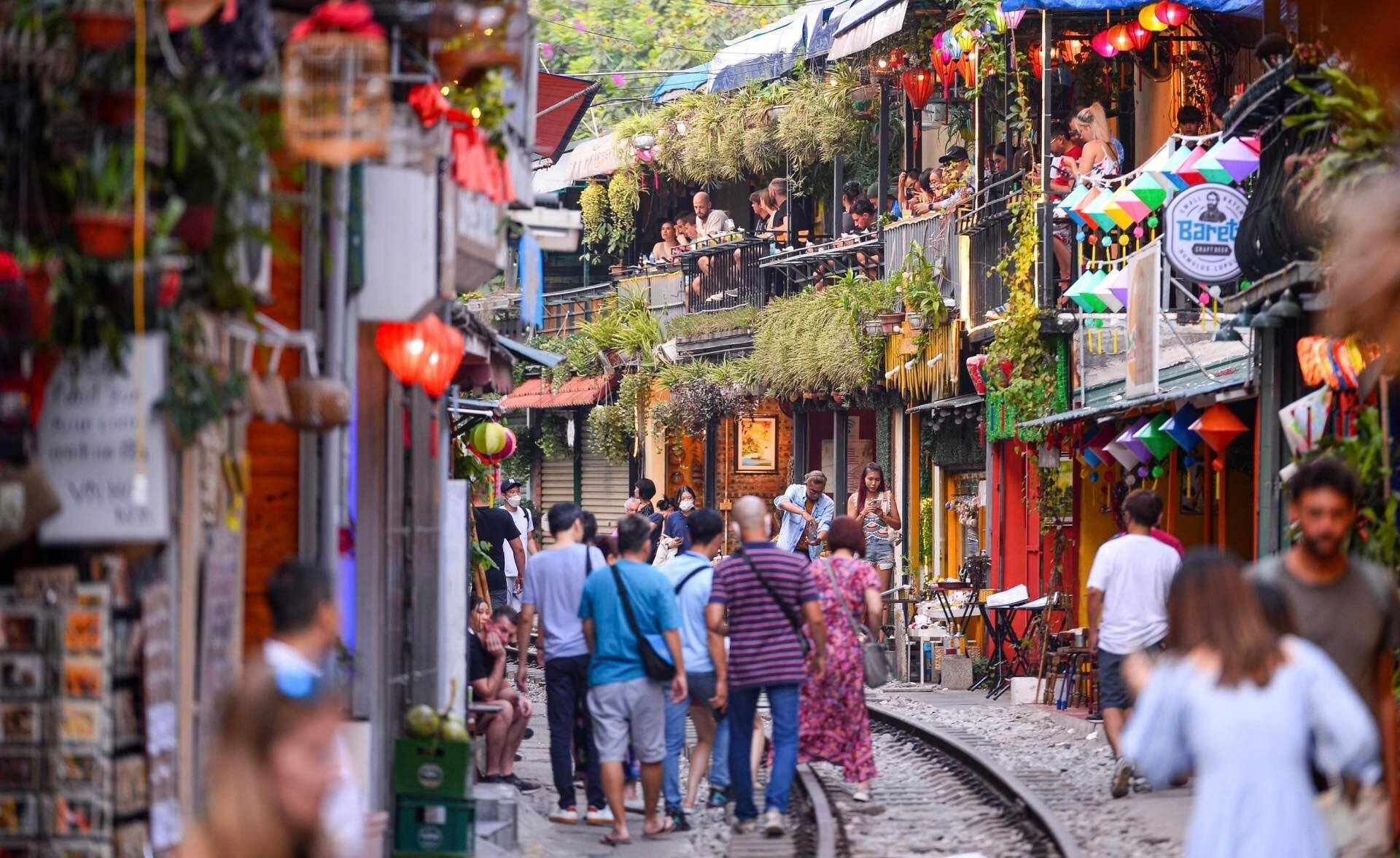 Trước đ&oacute;, phố c&agrave; ph&ecirc; đường t&agrave;u lu&ocirc;n thu h&uacute;t đ&ocirc;ng kh&aacute;ch du lịch đến đ&acirc;y chụp h&igrave;nh, tham quan.