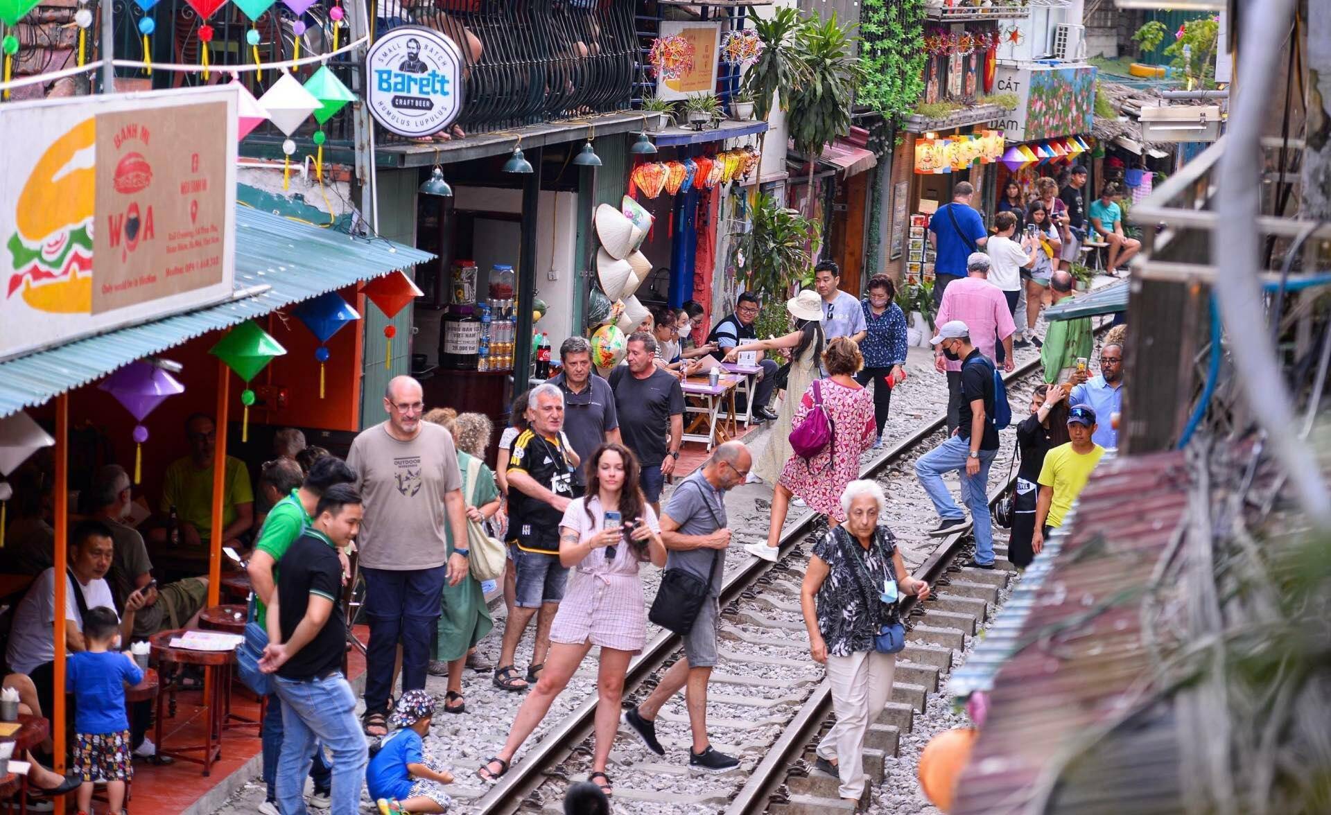 Ng&agrave;y 12/9, Tổng C&ocirc;ng ty Đường sắt Việt Nam tiếp tục c&oacute; văn bản kiến nghị UBND TP H&agrave; Nội v&agrave; Cục Đường sắt Việt Nam xử l&yacute; dứt điểm t&igrave;nh trạng bu&ocirc;n b&aacute;n, chụp ảnh tại c&aacute;c tụ điểm c&agrave; ph&ecirc; đường t&agrave;u đang ảnh hưởng đến trật tự ATGT đường sắt.