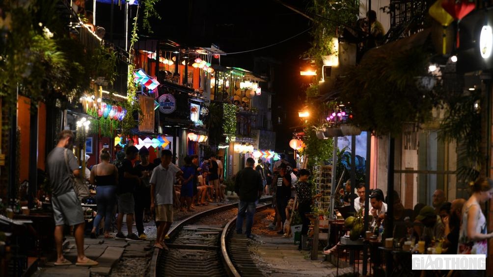 Trao đổi với b&aacute;o ch&iacute; tối 14/9, Ph&oacute; Chủ tịch Thường trực UBND quận Ho&agrave;n Kiếm Nguyễn Anh Qu&acirc;n cho biết, tất cả c&aacute;c hộ d&acirc;n đang kinh doanh ở khu vực đường t&agrave;u đều vi phạm h&agrave;nh lang an to&agrave;n đường sắt.

Do đ&oacute;, thời gian tới, quận Ho&agrave;n Kiếm sẽ thu hồi to&agrave;n bộ những giấy ph&eacute;p đăng k&yacute; kinh doanh đ&atilde; được cấp trước đ&oacute; v&agrave; đ&igrave;nh chỉ kinh doanh c&oacute; hiệu lực.