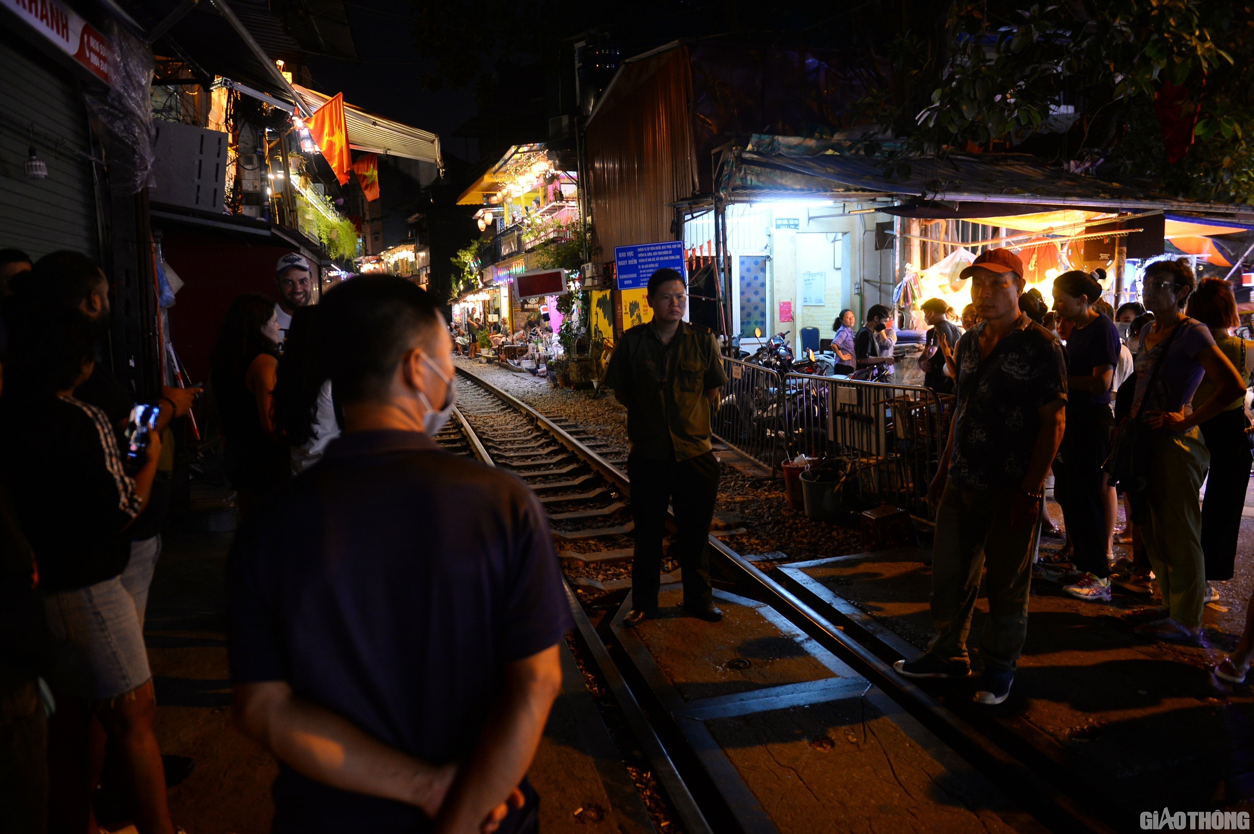 Theo &ocirc;ng Qu&acirc;n, muộn nhất l&agrave; 3 ng&agrave;y nữa, quận Ho&agrave;n Kiếm sẽ thu hồi to&agrave;n bộ c&aacute;c giấy ph&eacute;p đối với c&aacute;c hộ kinh doanh c&oacute; vị tr&iacute; ở mặt h&agrave;nh lang to&agrave;n đường sắt. Việc thu hồi phụ thuộc v&agrave;o c&ocirc;ng t&aacute;c hậu kiểm sau cấp đăng k&yacute; kinh doanh.