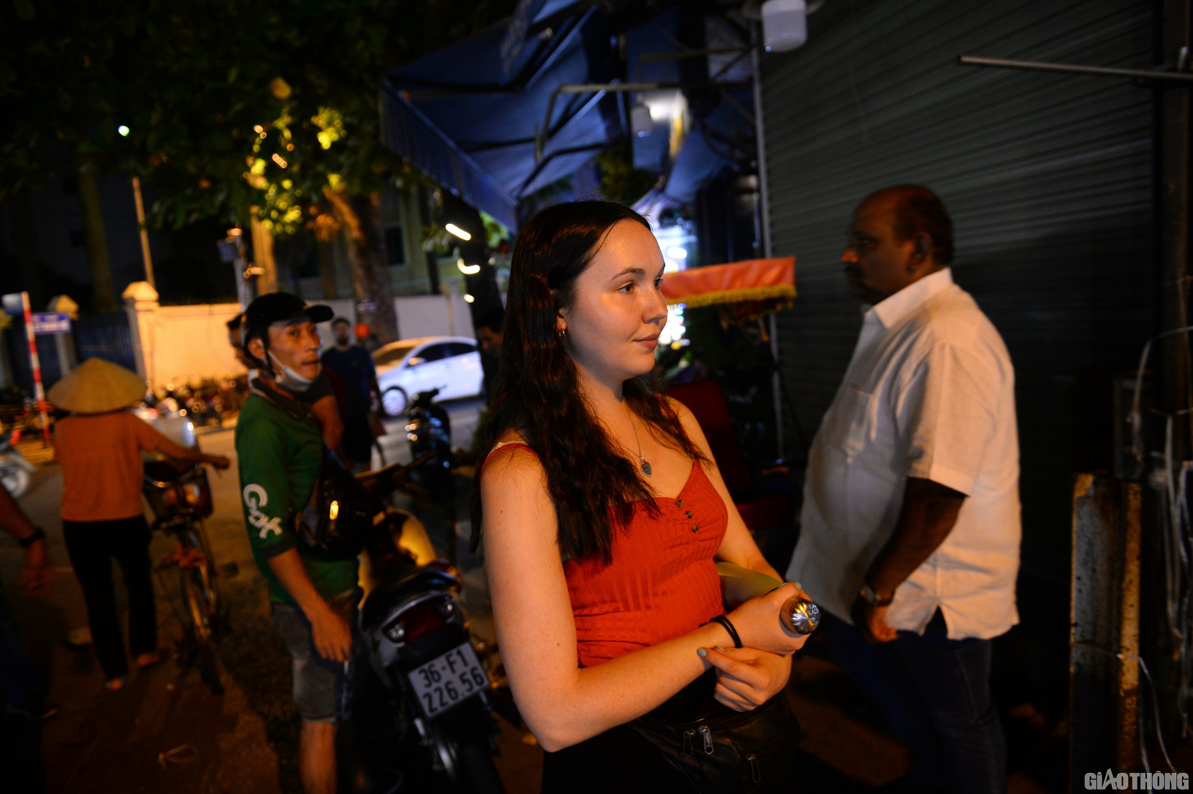 Việc đ&oacute;ng cửa phố gafe đường t&agrave;u gi&uacute;p đảm bảo trật tự ATGT đường sắt khu vực.