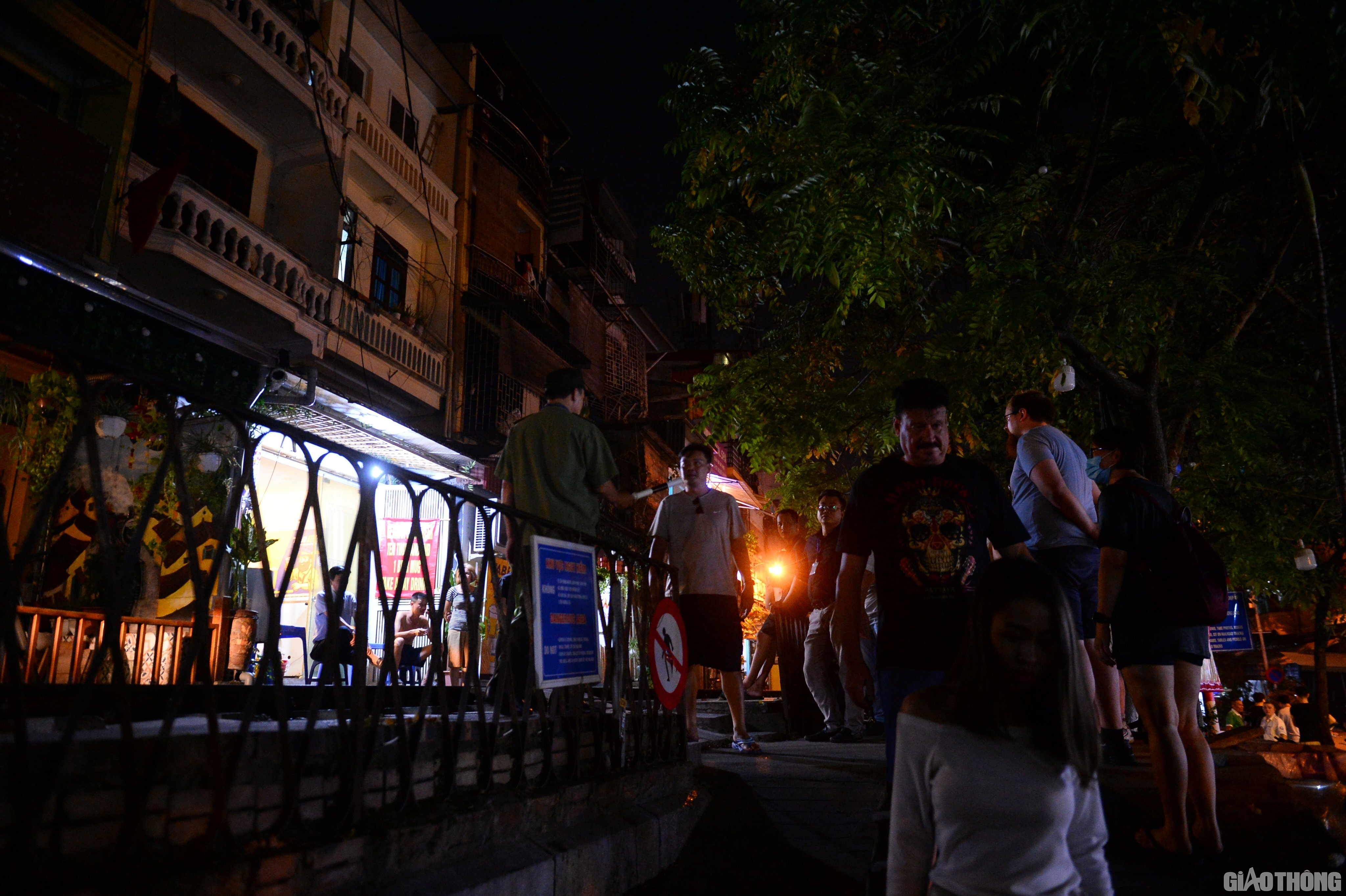 Sau khi Ph&oacute; Chủ tịch Thường trực UBND quận Ho&agrave;n Kiếm Nguyễn Anh Qu&acirc;n th&ocirc;ng tin, ngay từ tối qua (14/9), lực lượng chức năng đ&atilde; tiến h&agrave;nh r&agrave;o chắn, ngăn kh&ocirc;ng cho kh&aacute;ch v&agrave;o khu vực phố cafe đường t&agrave;u.