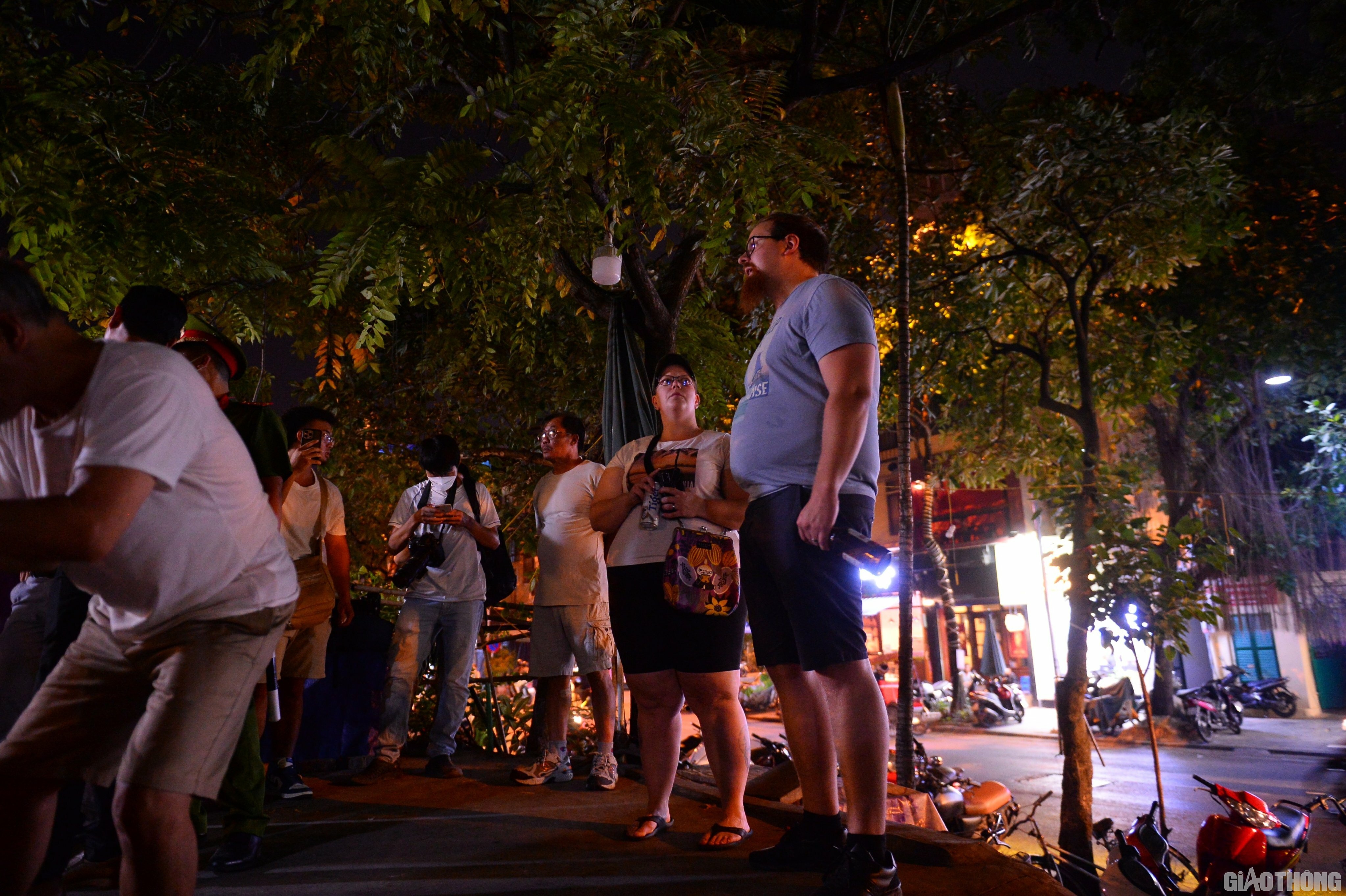 Ghi nhận của PV, từ khoảng 20h30 tối 14/9, lực lượng chức năng đ&atilde; tiến h&agrave;nh lắp đặt r&agrave;o chắn, đứng chốt để ngăn kh&ocirc;ng cho kh&aacute;ch v&agrave;o khu vực phố cafe đường t&agrave;u.